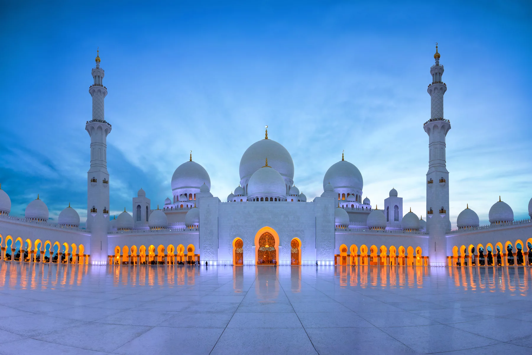 The Grand Mosque in Abu Dhabi at dusk