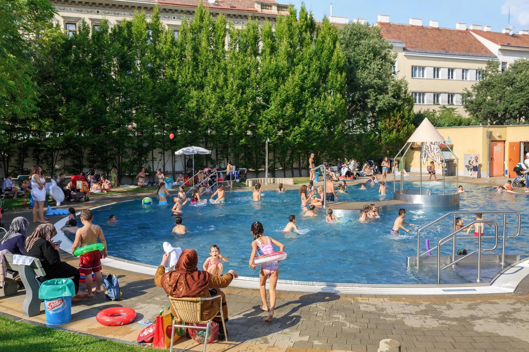 Outdoor family pool in the Hofferplatz city park, Ottakring