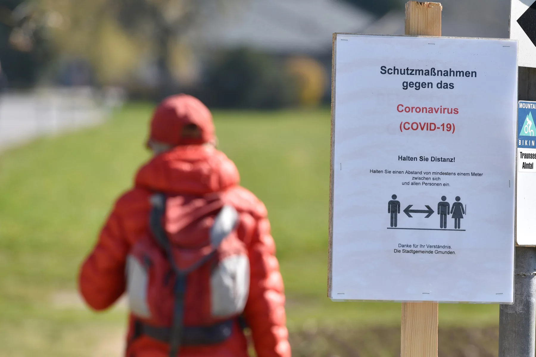 Coronavirus warning sign in Austria