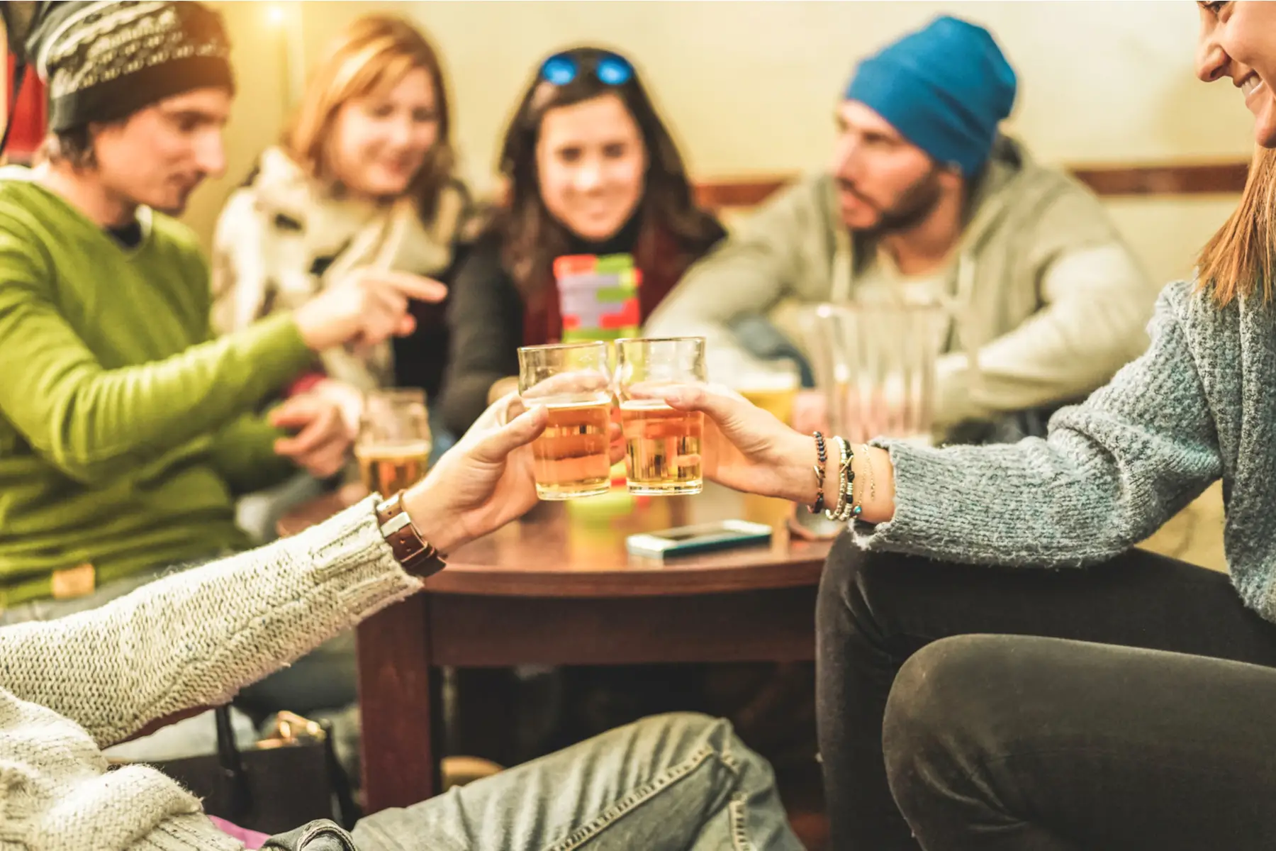 Friends drinking beer together after skiing