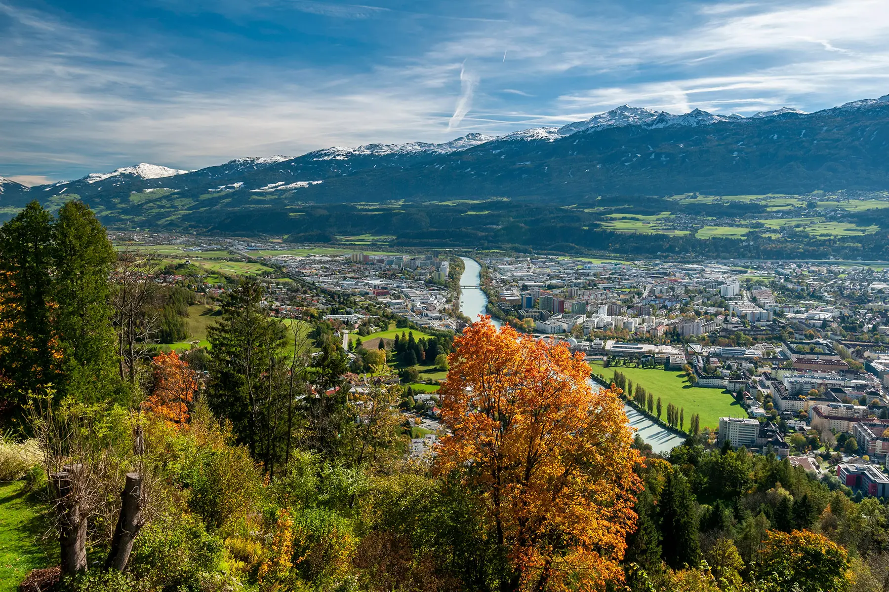 Een zicht op Innsbruck vanuit de nabijgelegen bergen