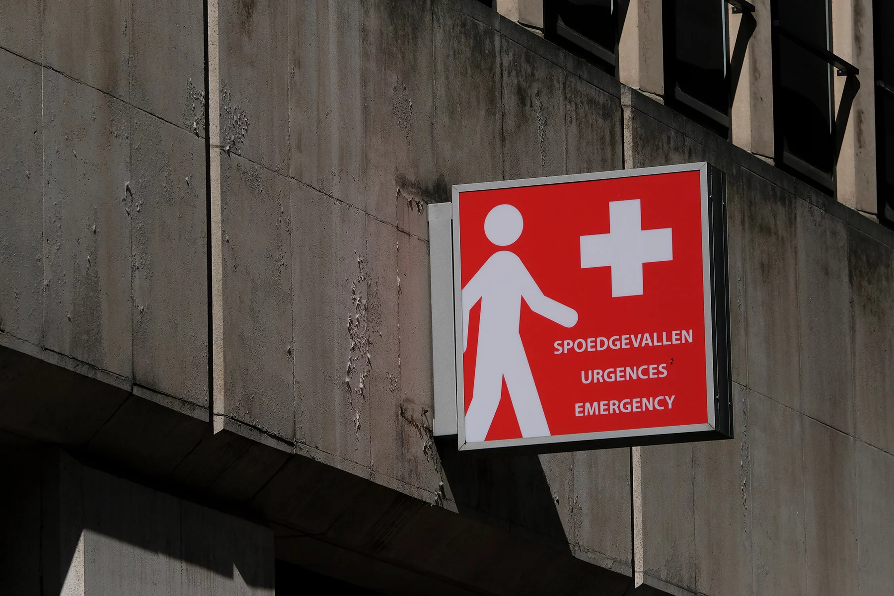 A multilingual sign at the entrance of a hospital in Brussels, Belgium