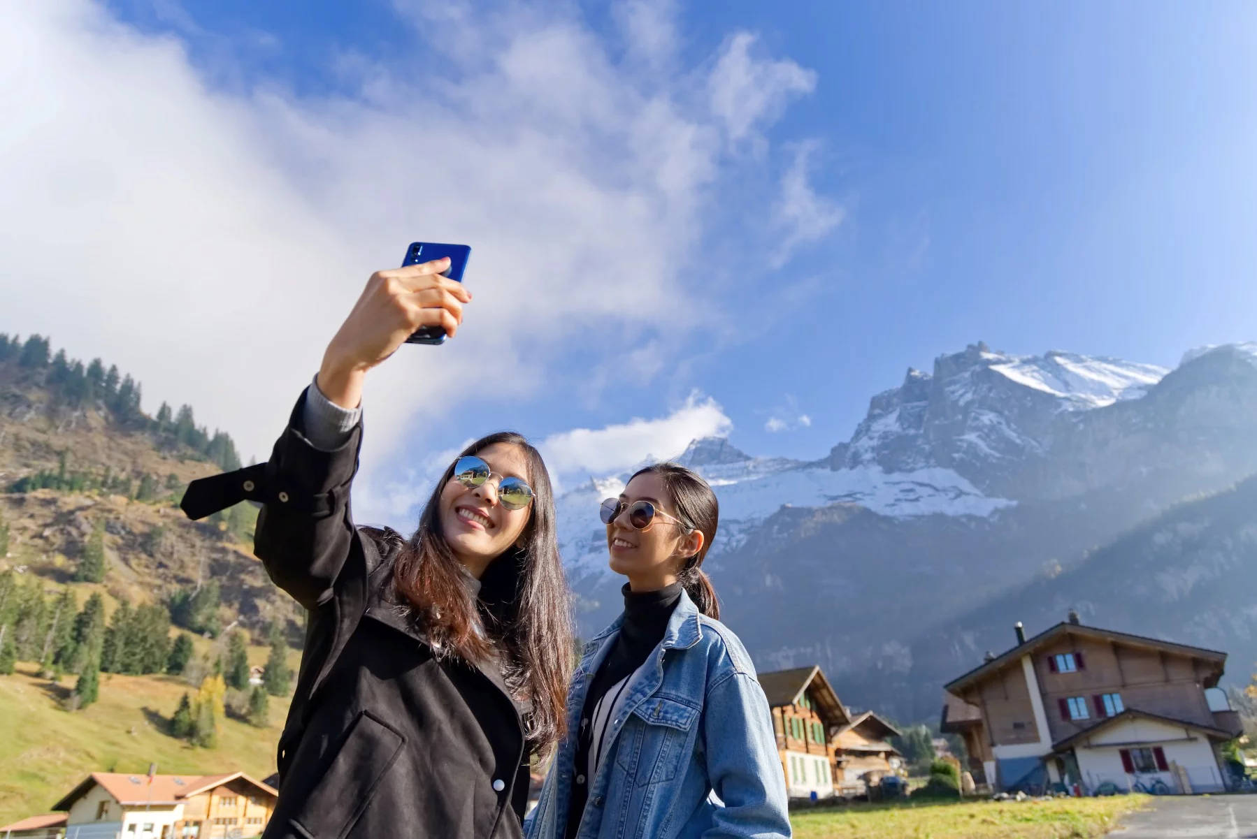 Expat Switzerland, two women take a selfie in the Swiss Alps