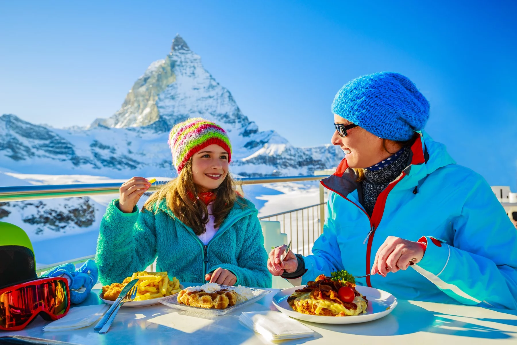 Social etiquette in Switzerland, alps ski dining