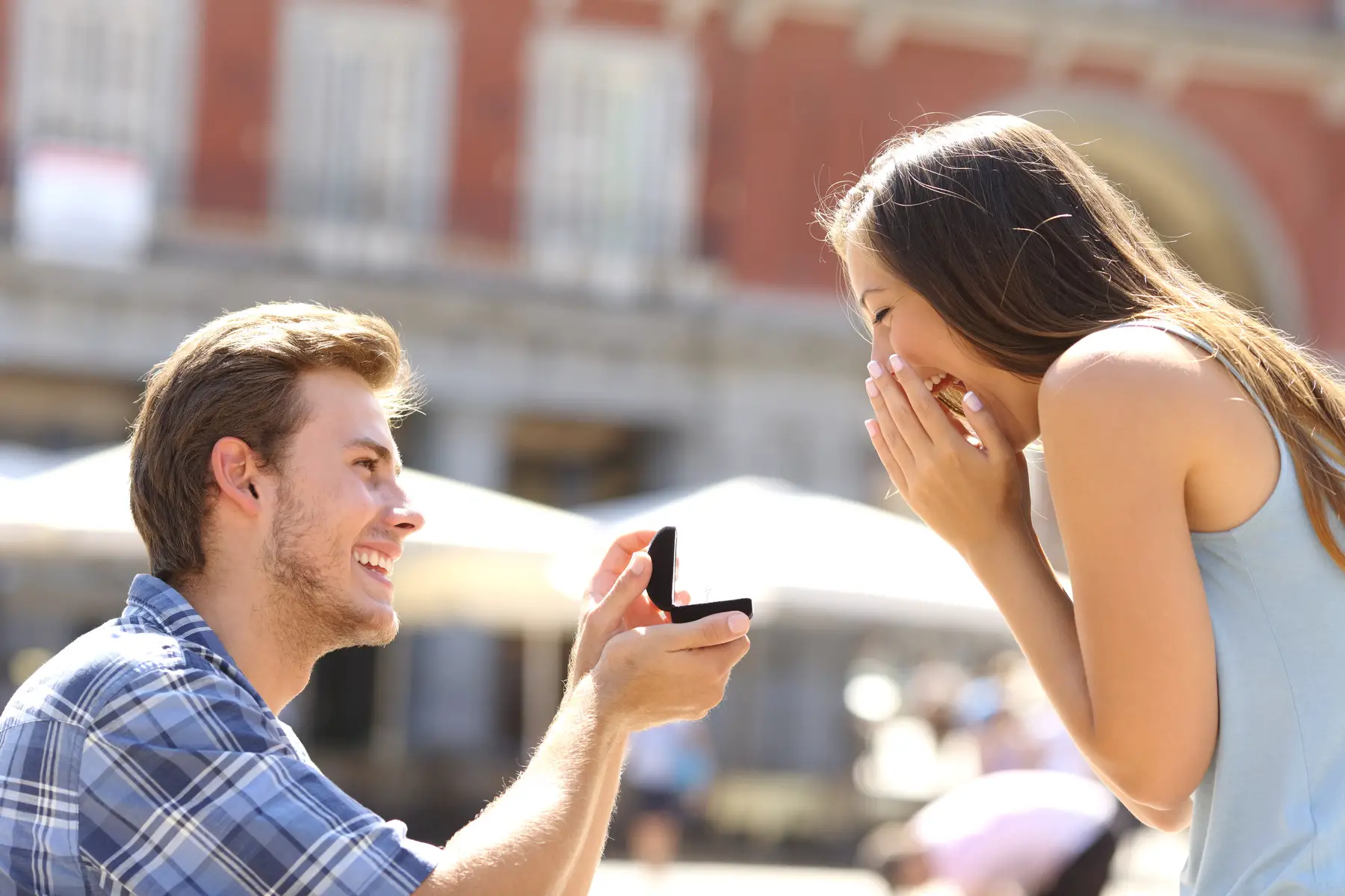 Man proposing on a city square
