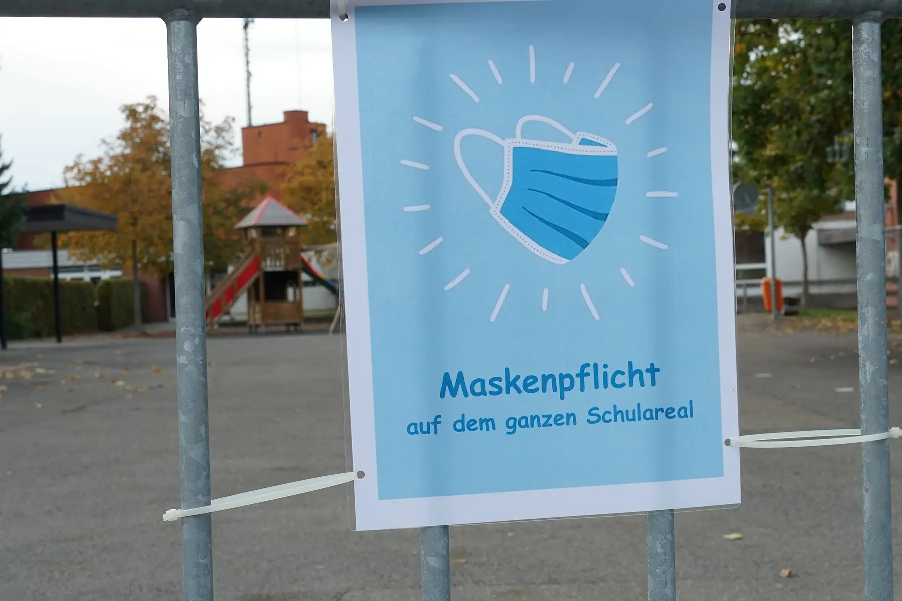 Sign mandating masks at a Swiss school