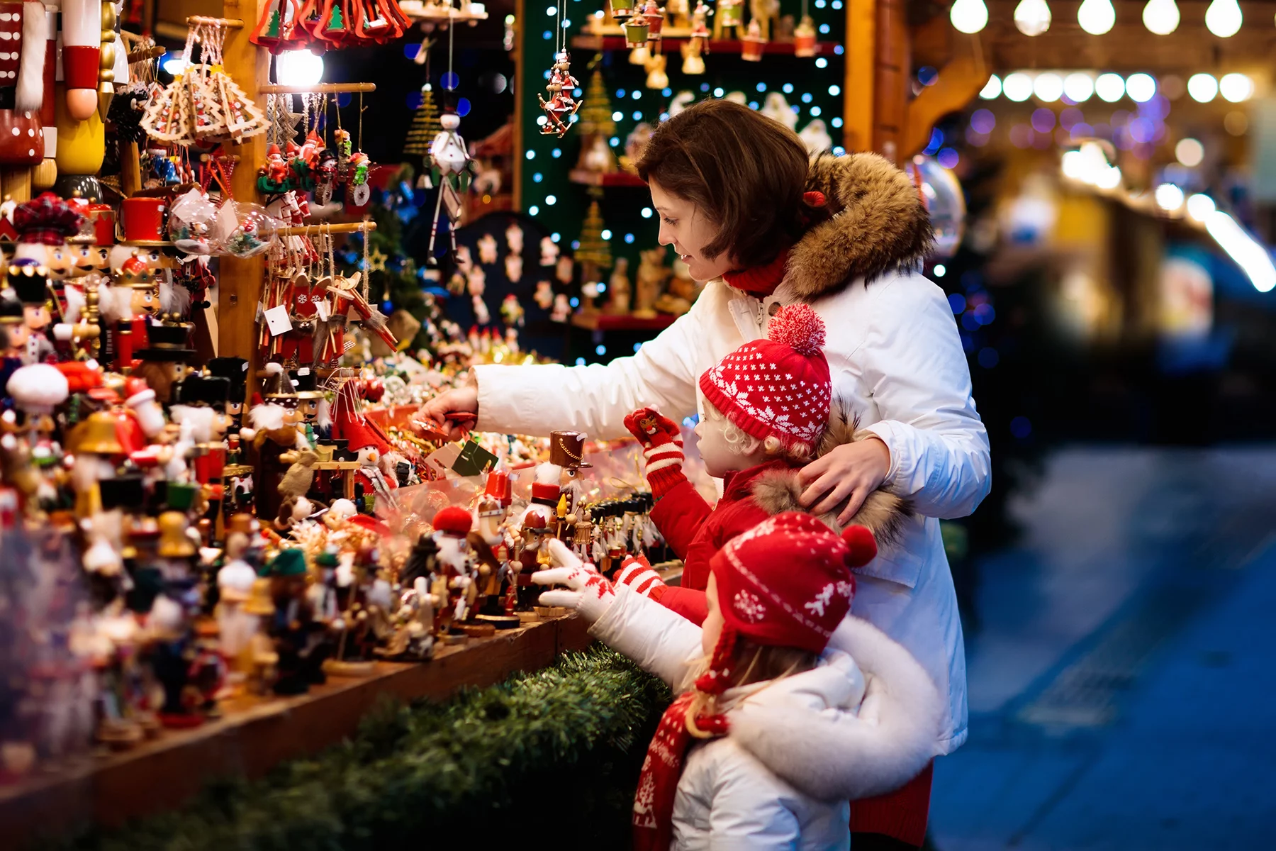 Child and mother looking at gifts at a Christmas market