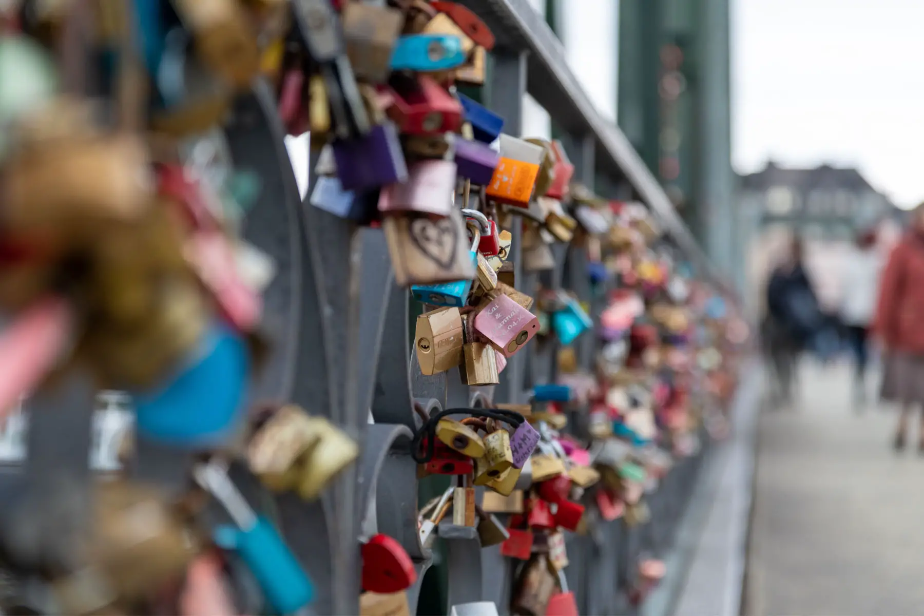 expat dating in Germany: love locks on the Iron Bridge in Frankfurt