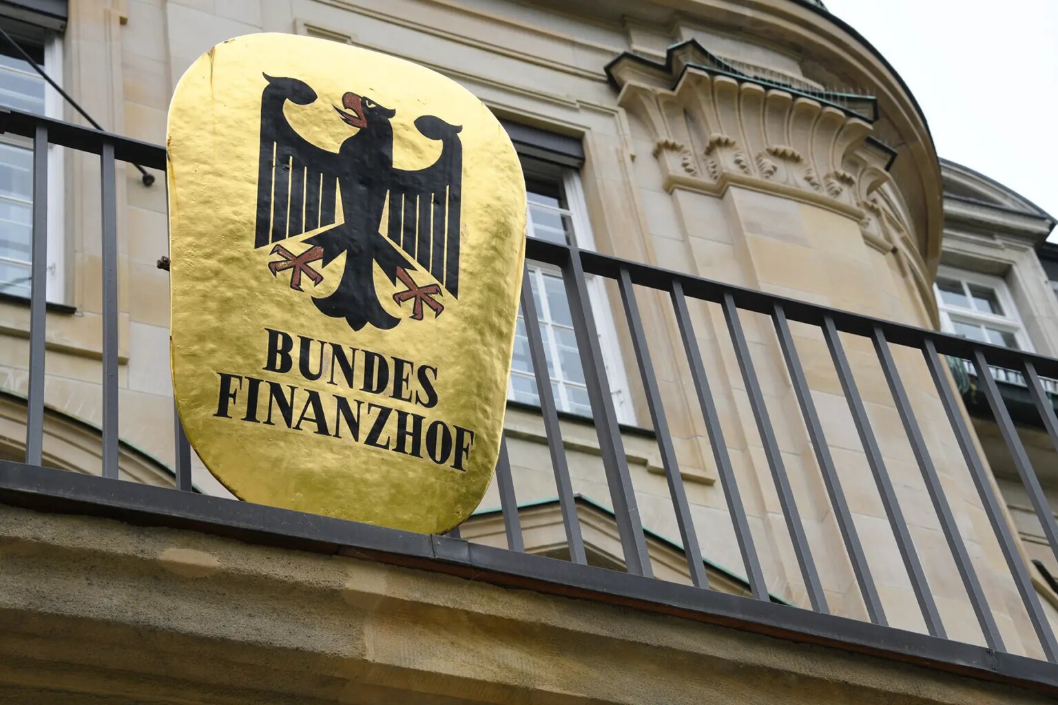 Gold sign with the German eagle that reads "Bundes Finanzhof".