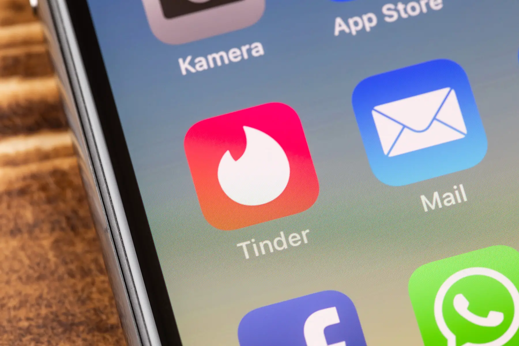Tinder app icon on a German mobile phone