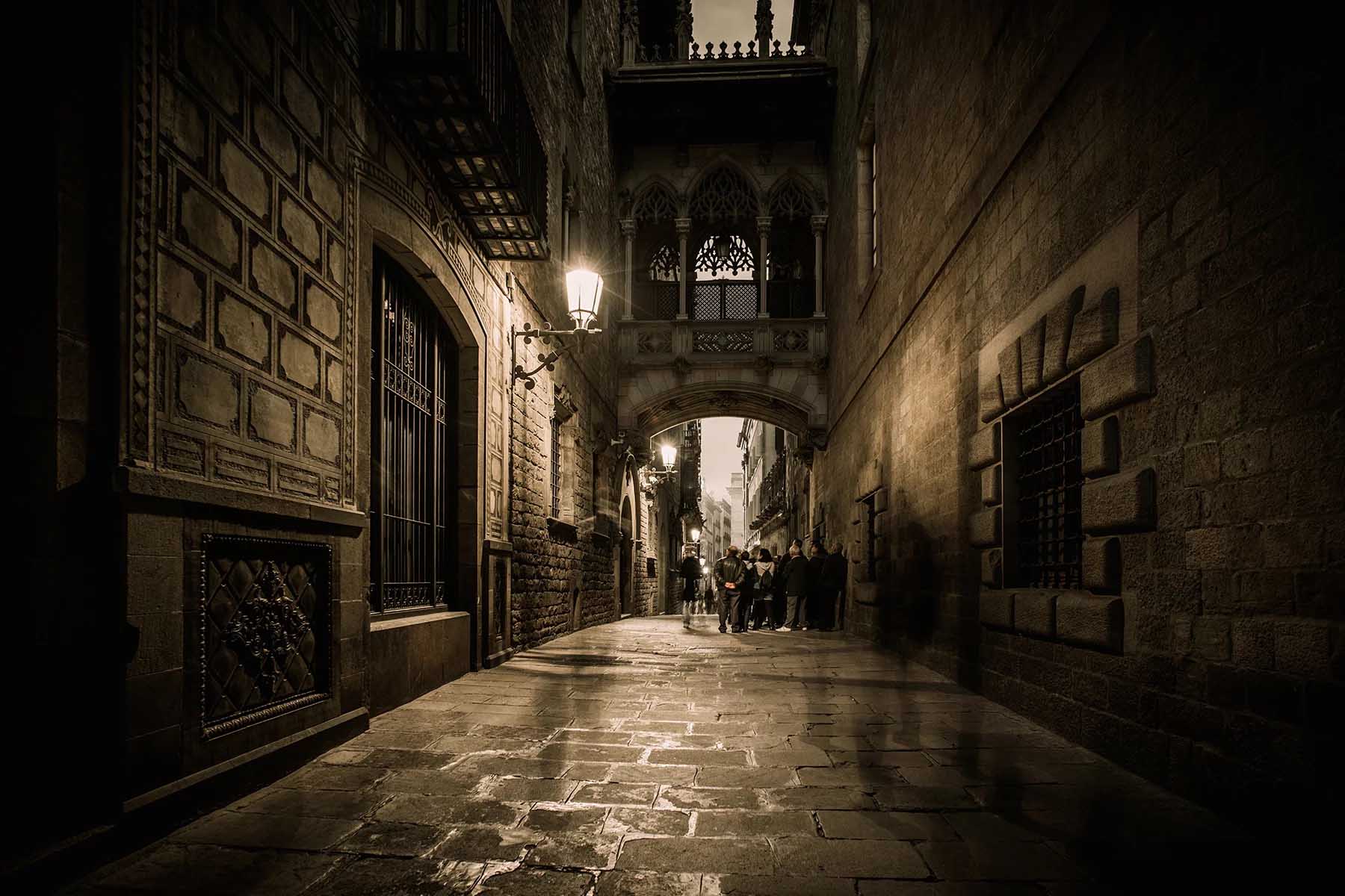 A narrow street in Barri Gòtic in Barcelona at night