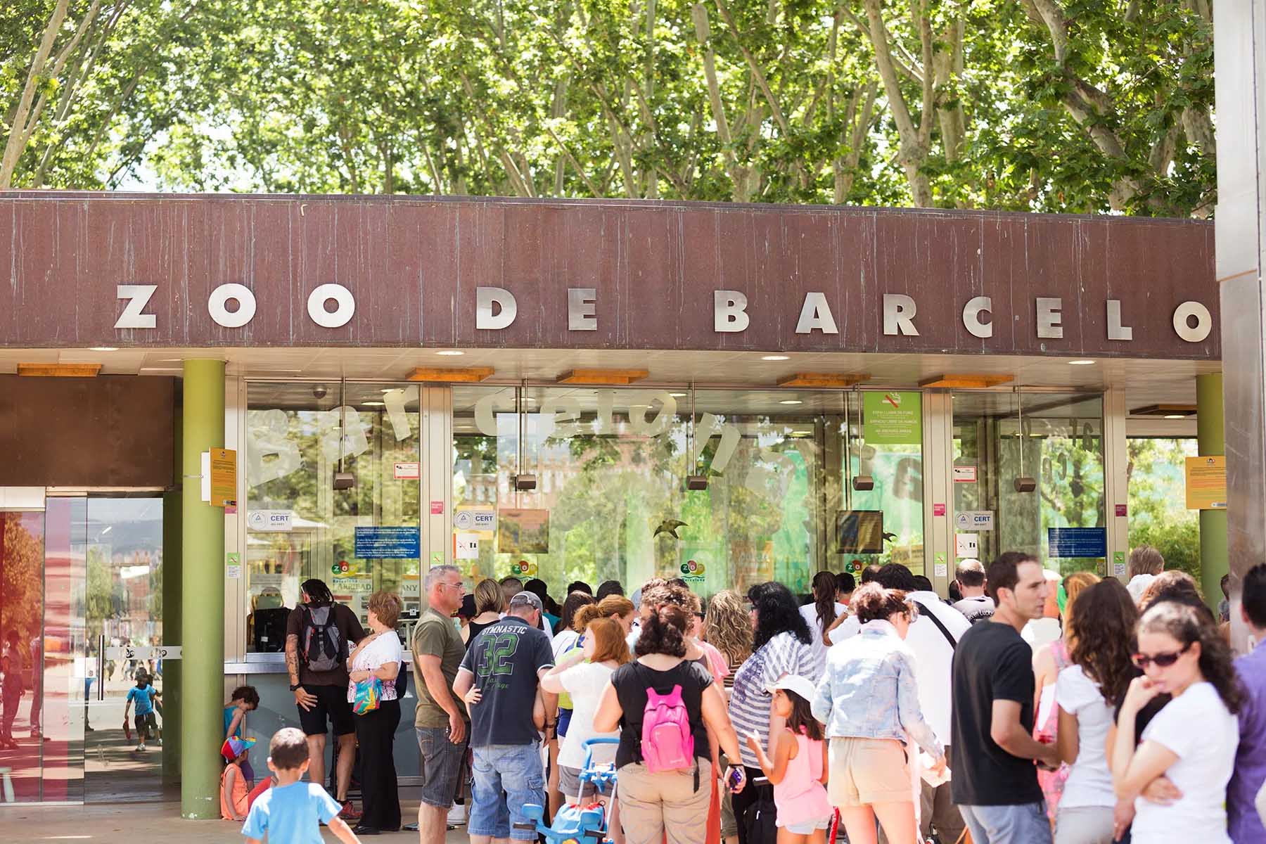 People standing in line at the entrance to Barcelona City Zoo