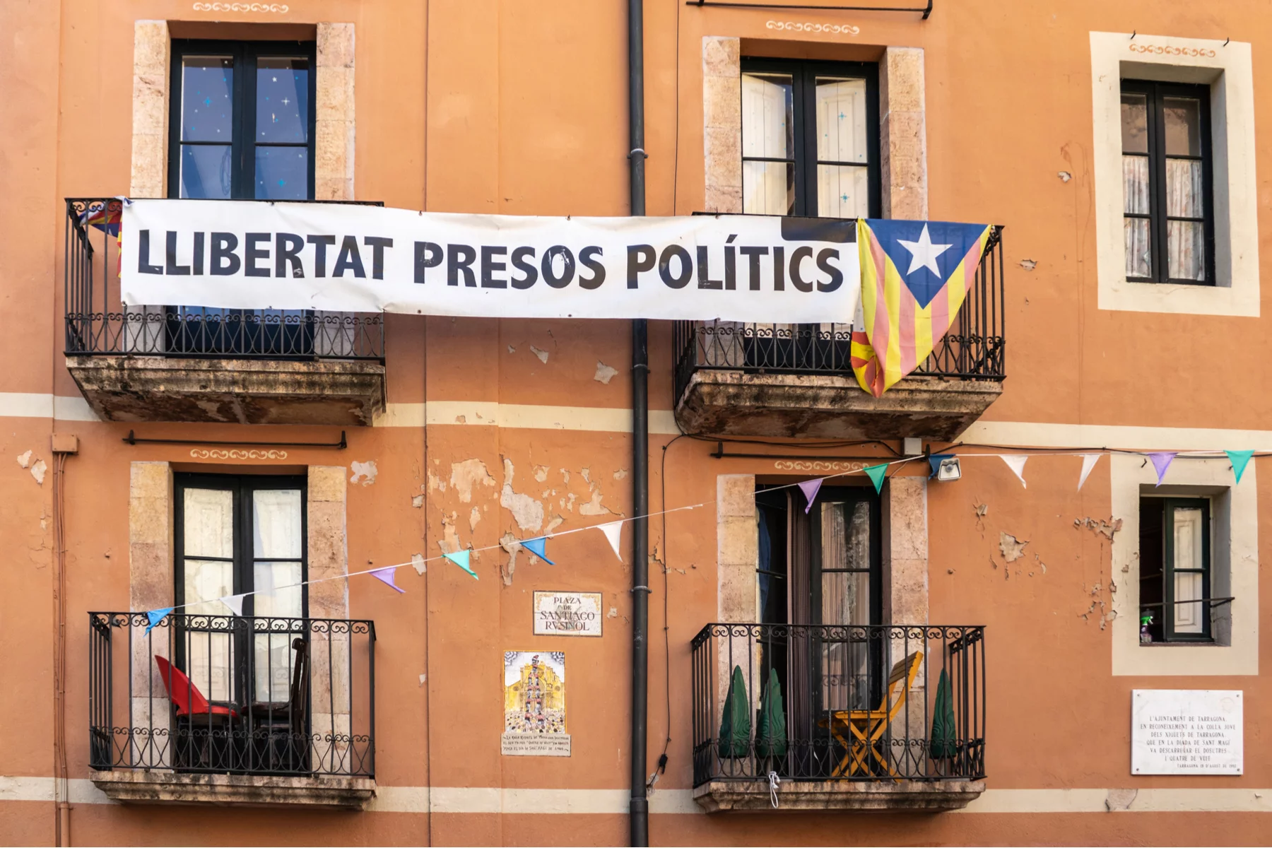 Catalan flag with a sign that reads 'free political prisoners'
