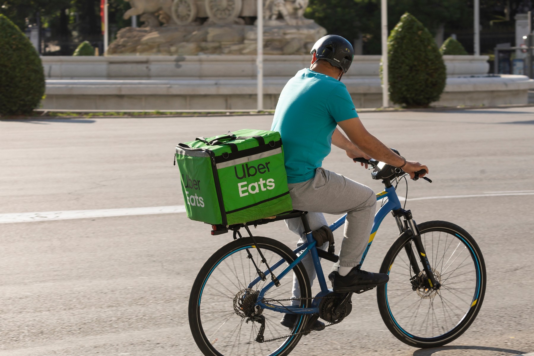 Spain labor laws, delivery worker riding bicycle