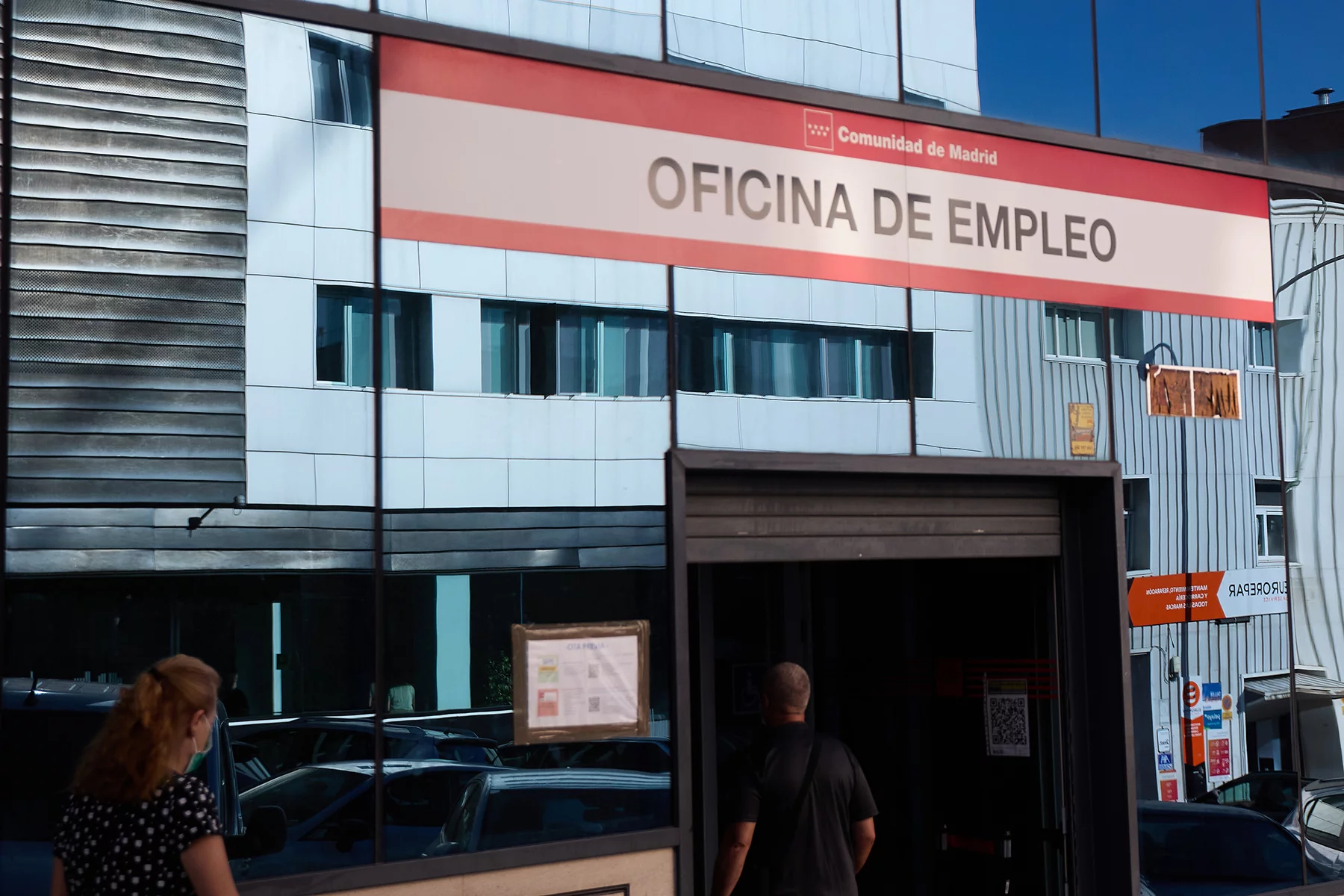 A glass facade with a sign saying 'Oficina de Empleo' (Employment Office)