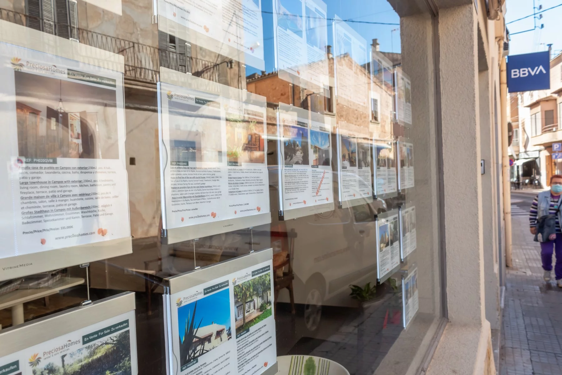 real estate listings spain, window advertisements