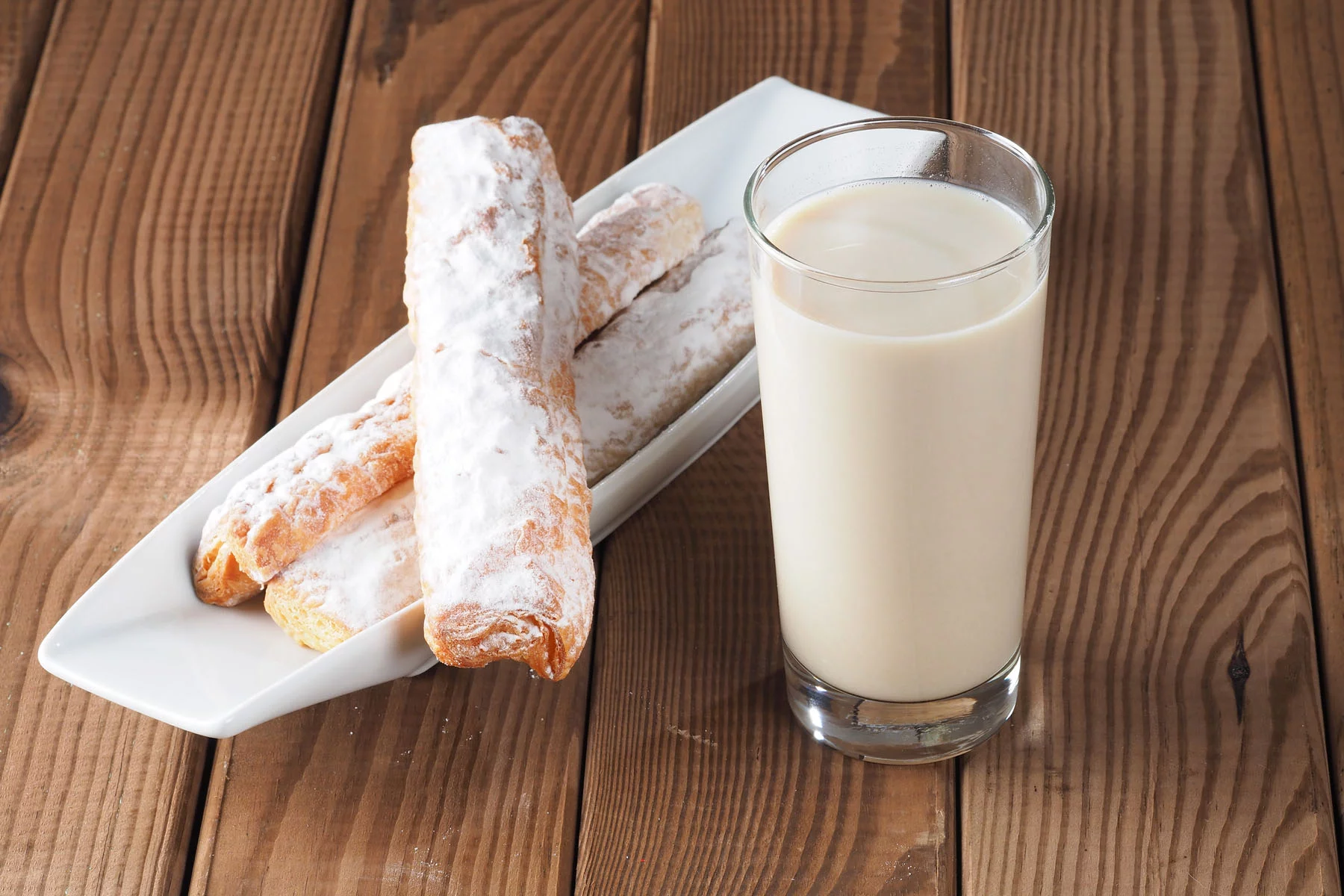 Spanish drinks: horchata and pastry