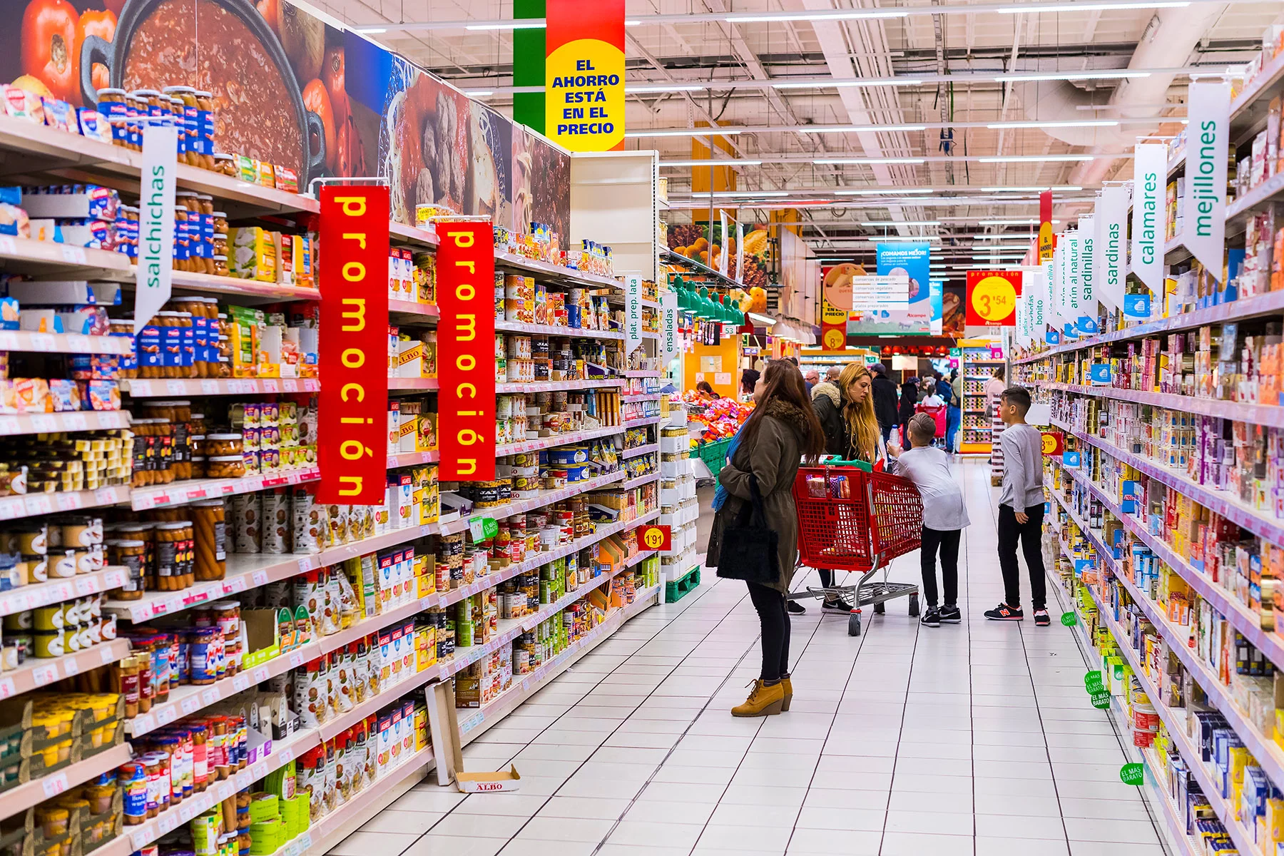 Aisle inside of a supermarket in Spain