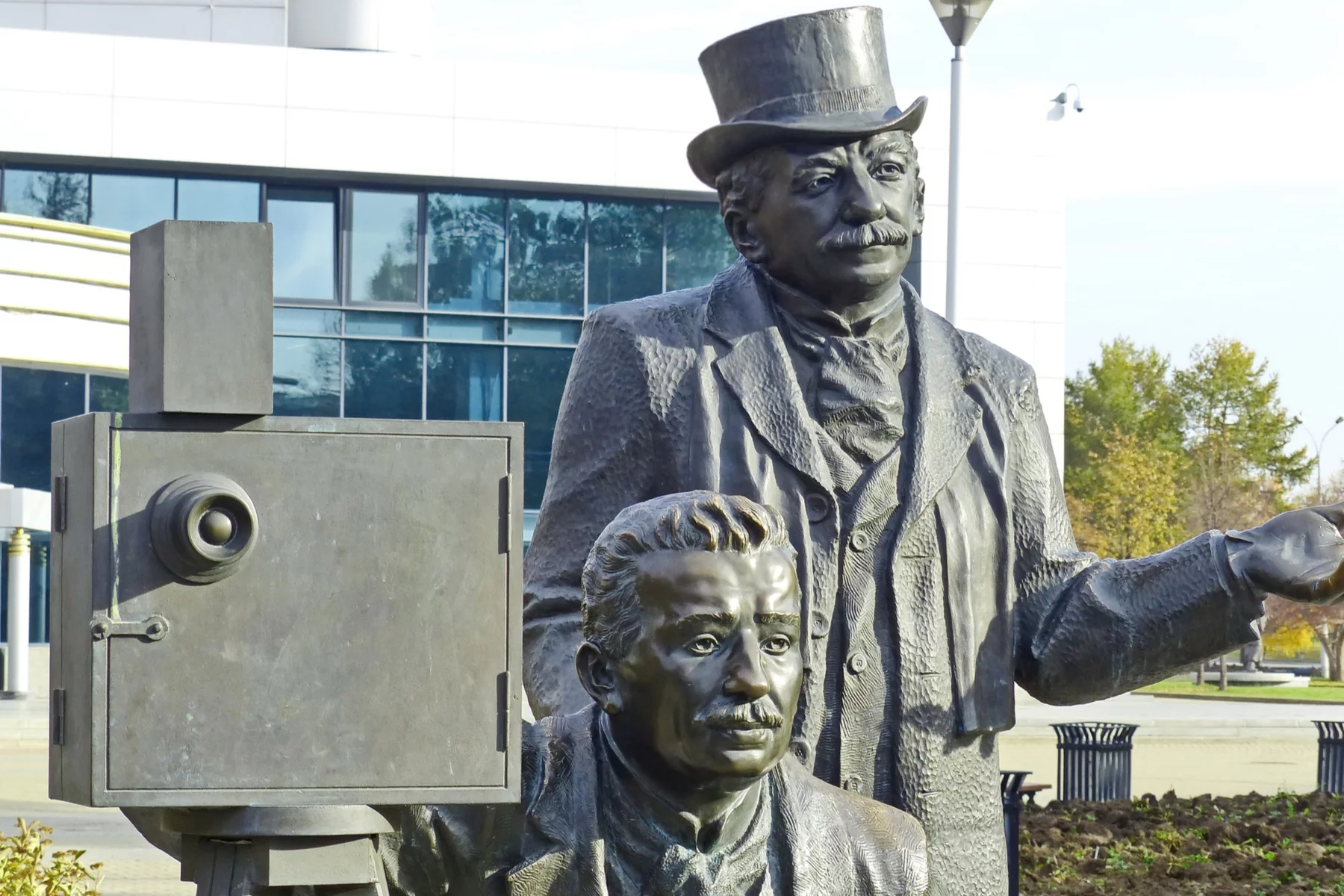 A statue of Auguste and Louis Lumière