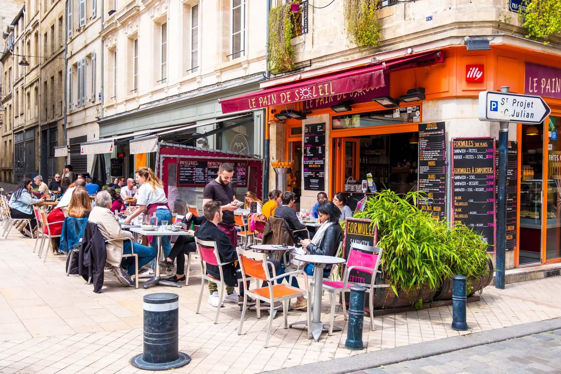 Outdoor café in Bordeaux
