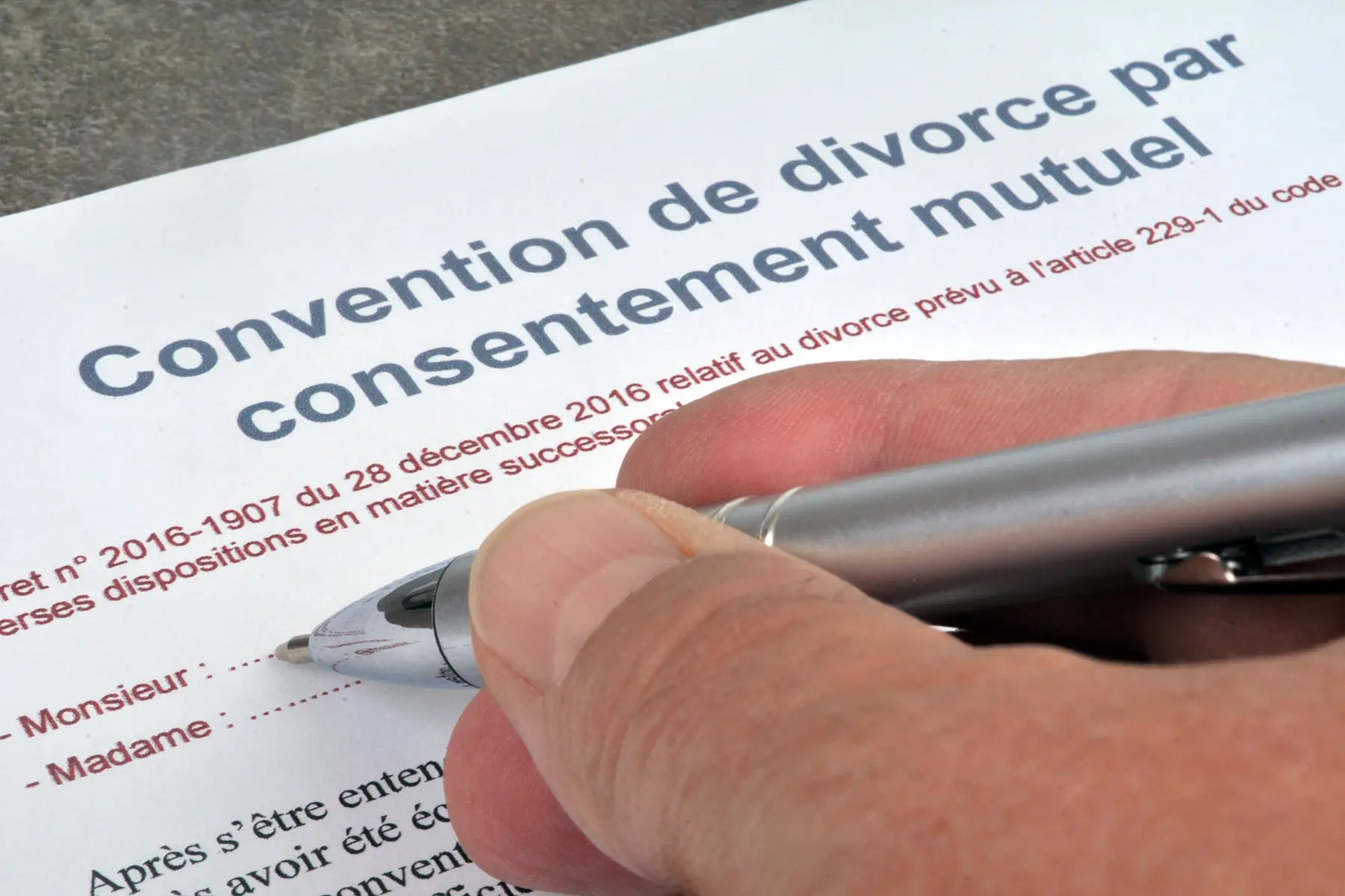 A person signing a document called a Convention de divorce par consentement mutuel
