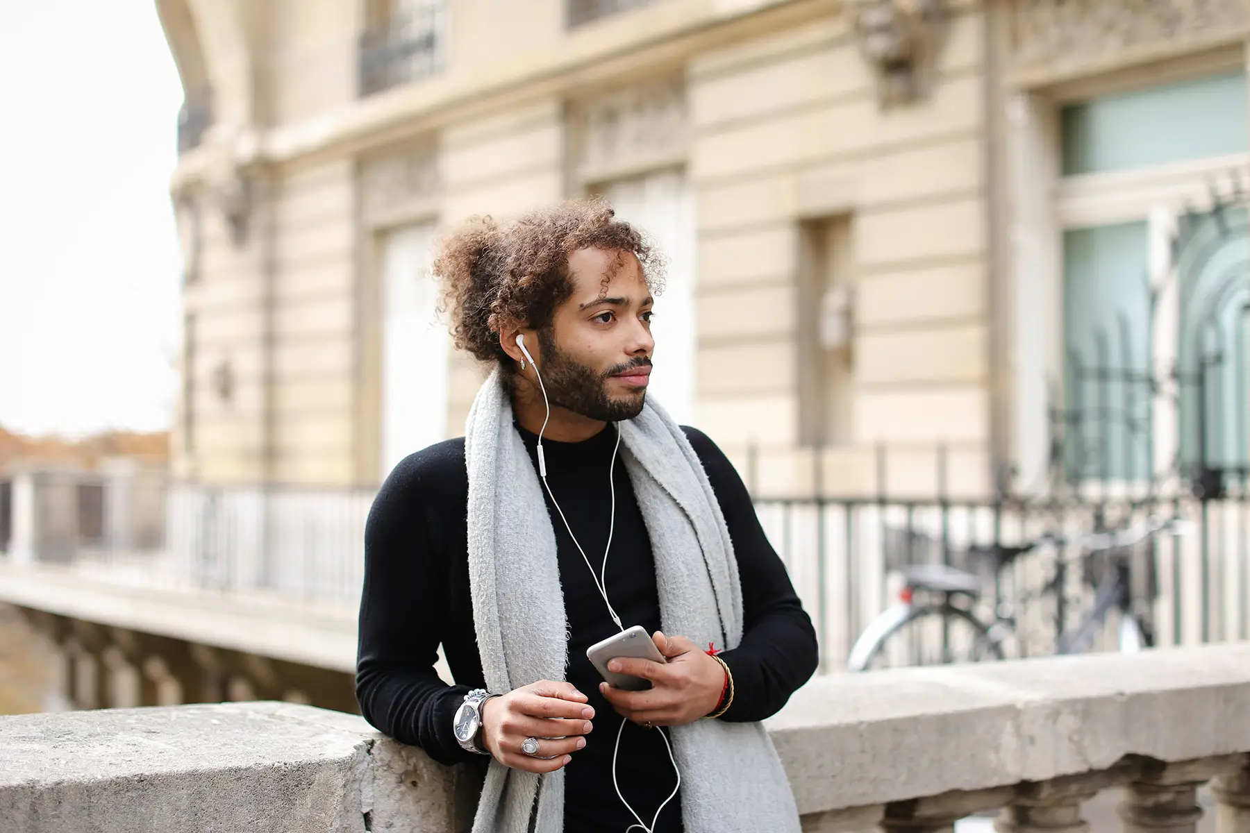 Un homme écoute de la musique sur son smartphone à Paris