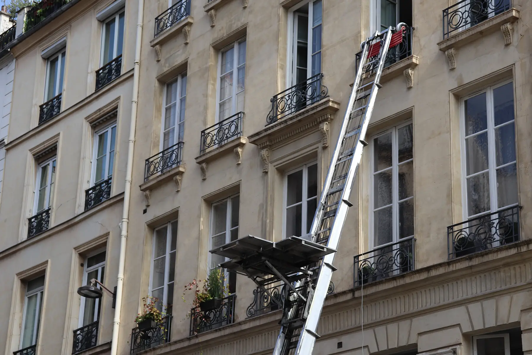 Moving furniture with a lift in Paris