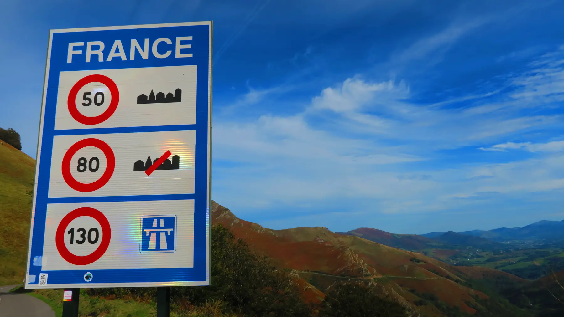 Blue sign indicating the different speed limits in France