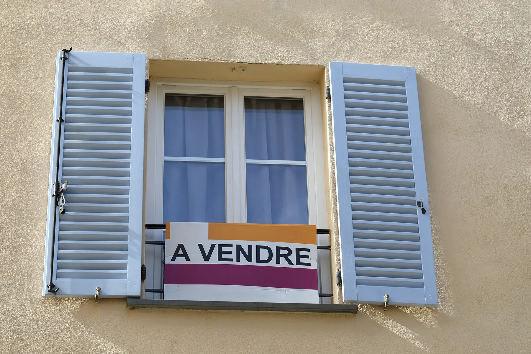 Window of an apartment in Castellar with a for sale sign