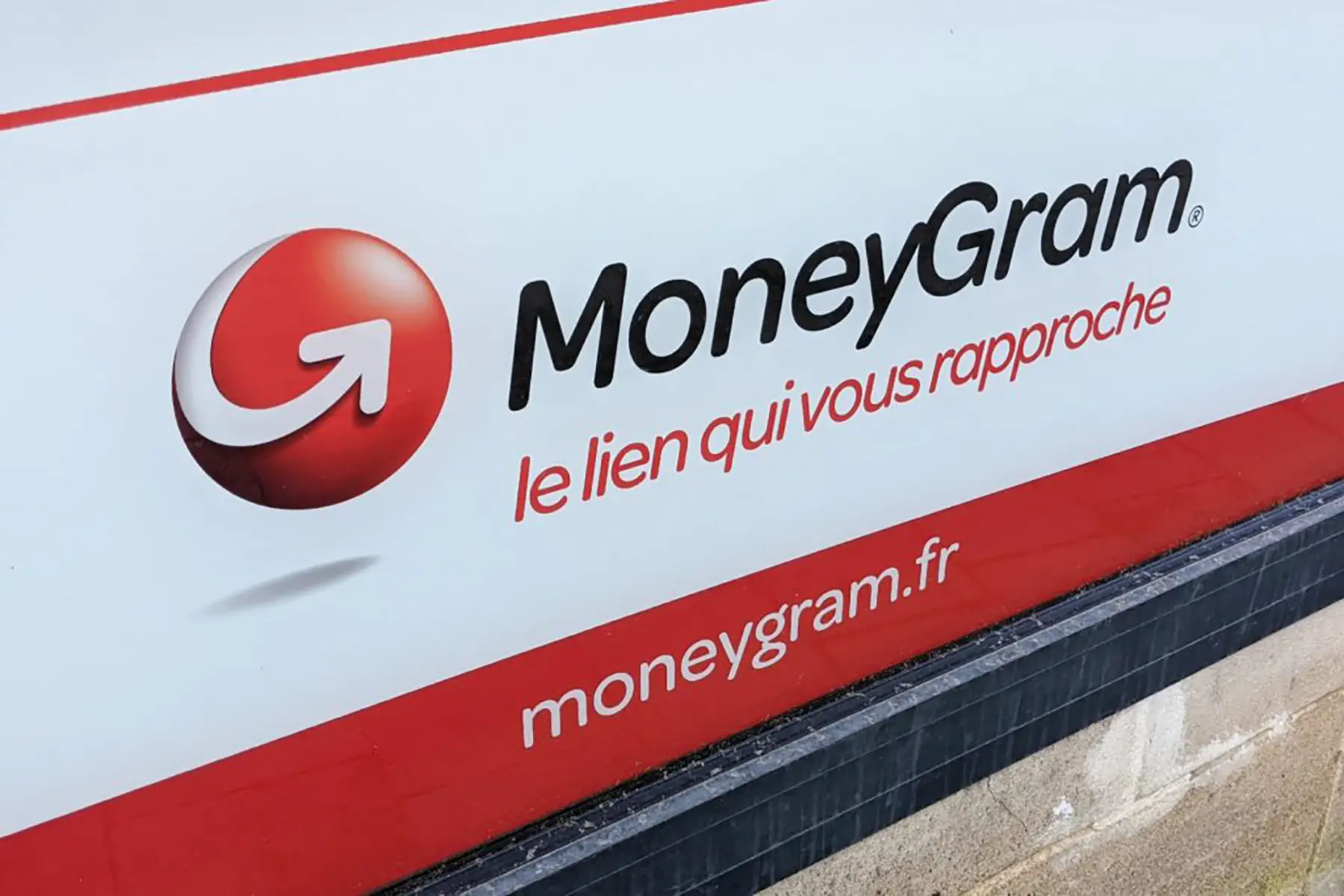 wire transfers in France: the MoneyGram logo