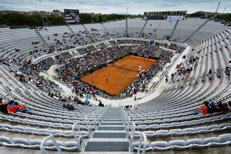 Half-empty stadium in Rome, with in the middle, two players on a tennis court.