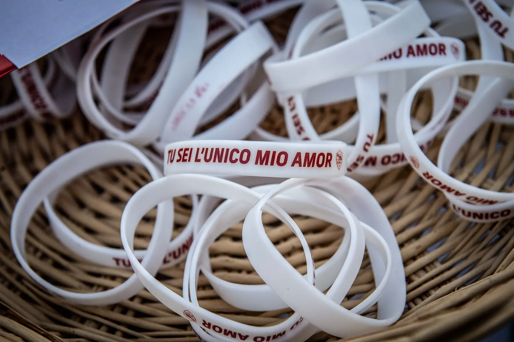 Wristbands in a basket with the text 'tu sei l'unico mio amor'