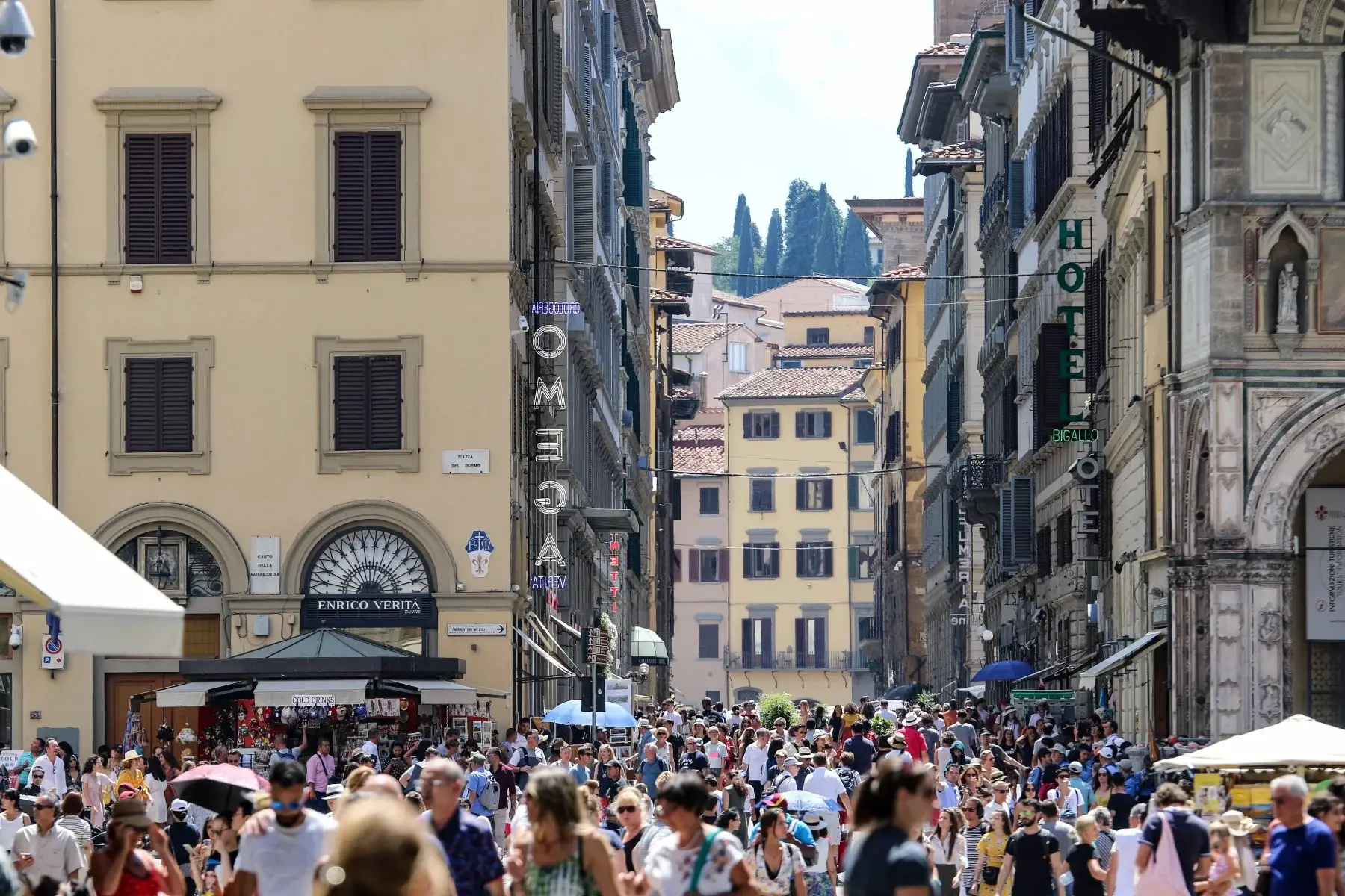 Crowded street in the city center (Centro) of Florence