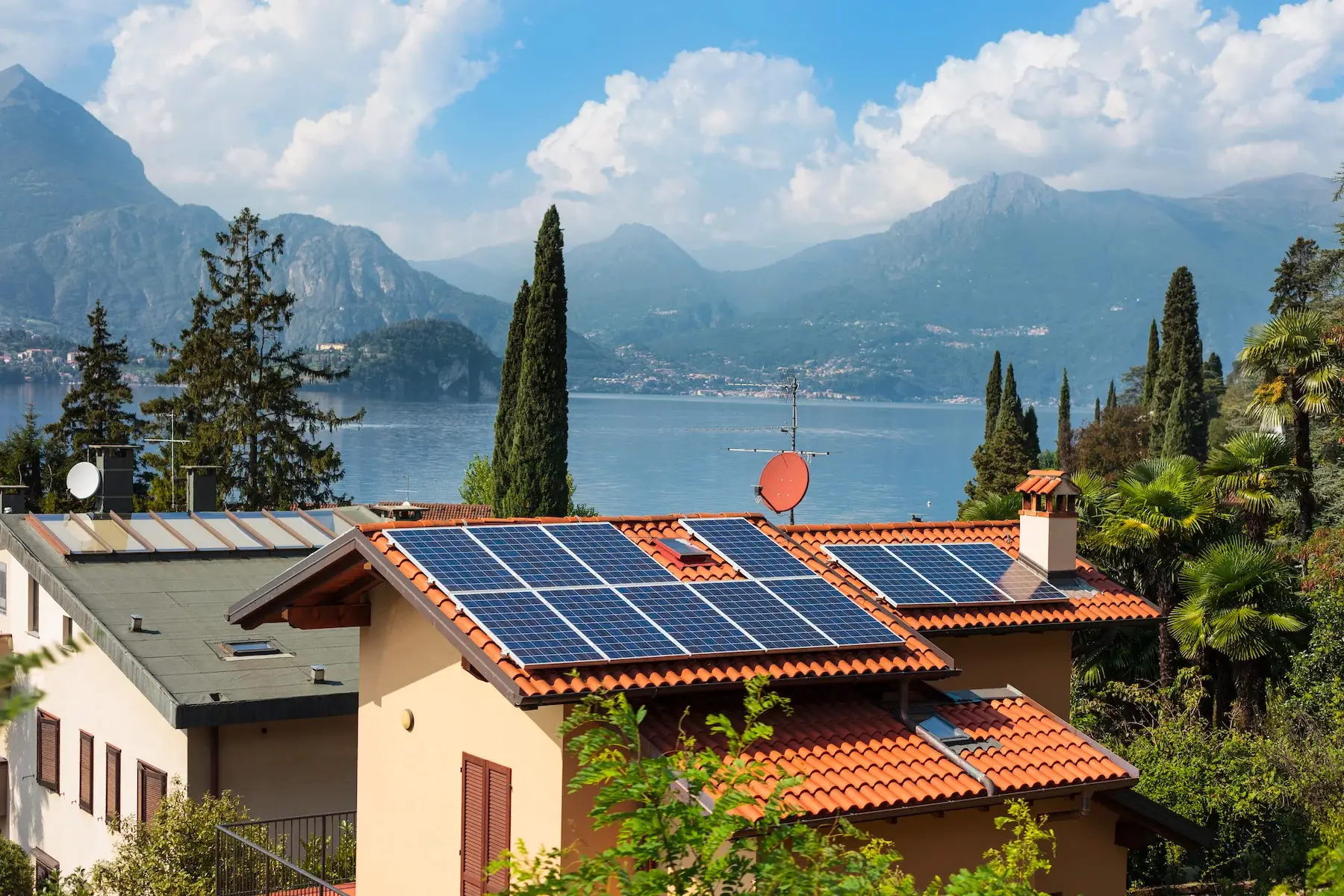 Solar-powered house overlooks Lake Como in Lombardy