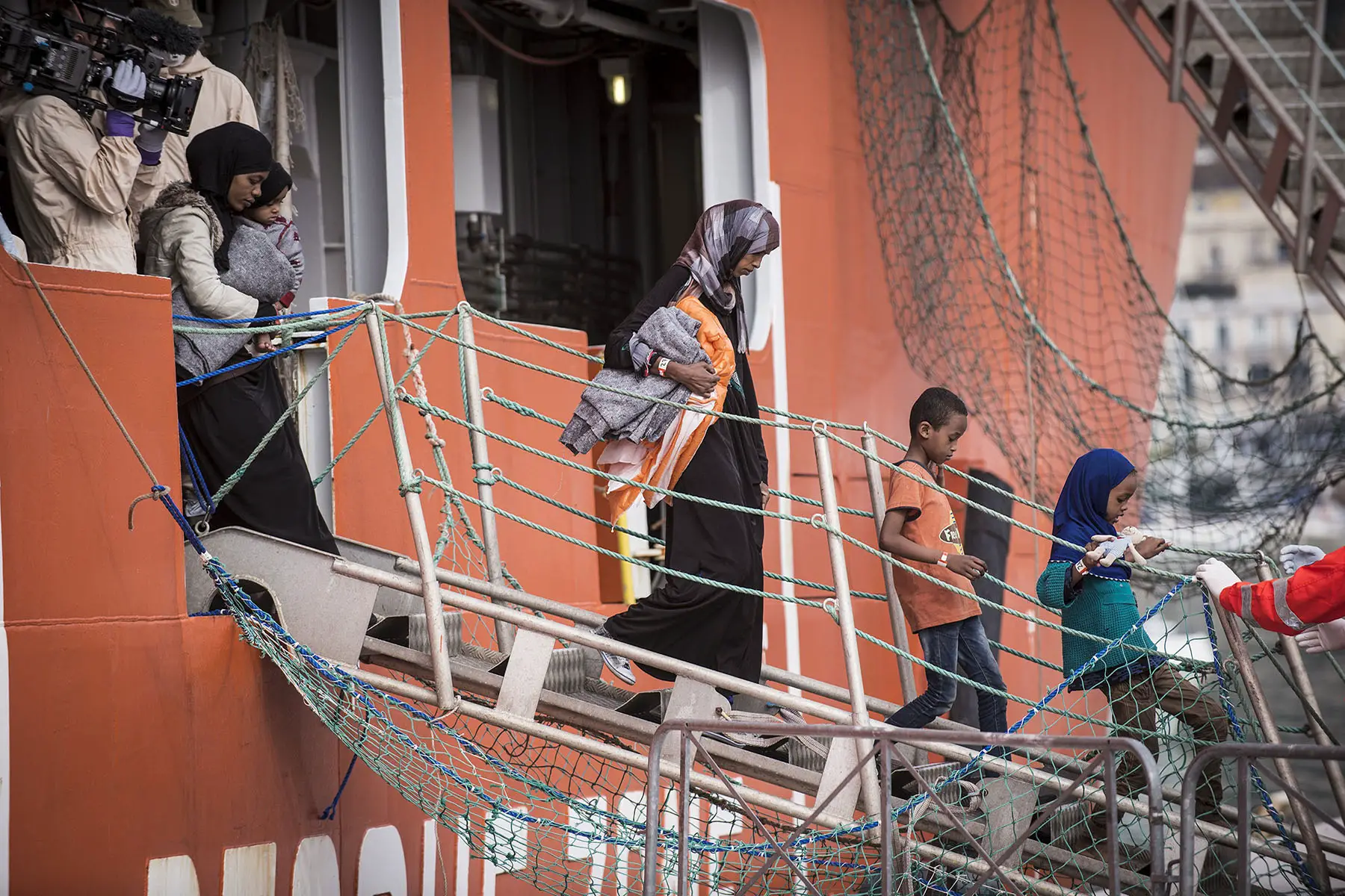 About 600 refugees, among which women and children, arrive at the port of Salerno, transported by the Norwegian naval vessel 