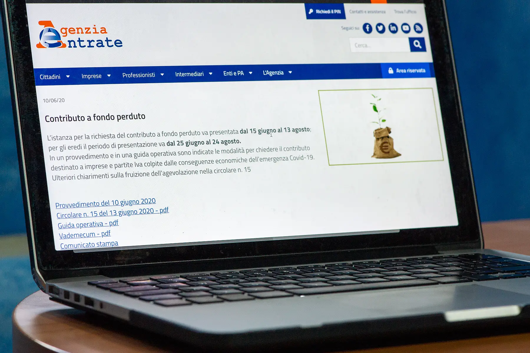 A laptop showing the Italian Revenue Agency website