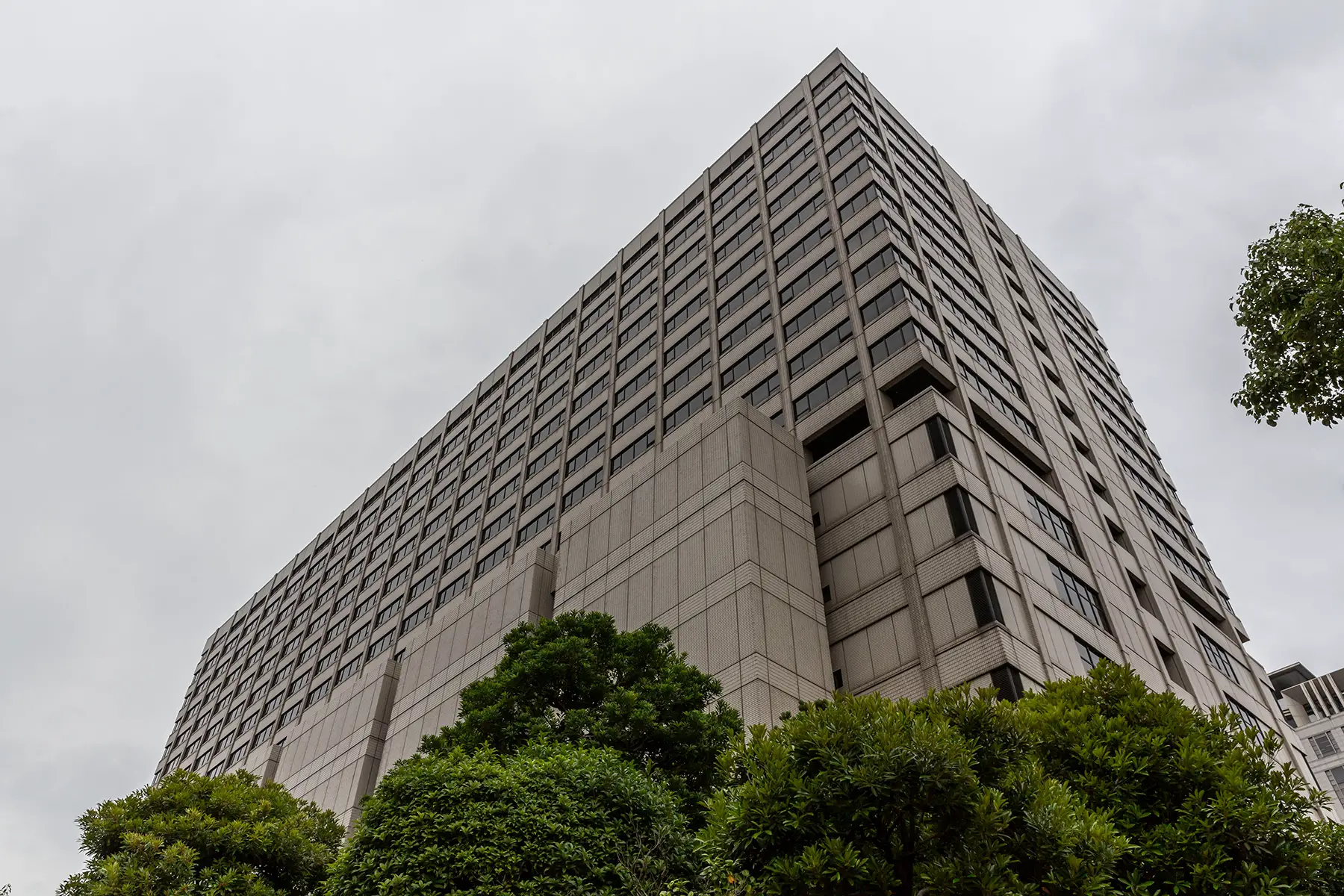 Tokyo District Court: a huge grey concrete building, seen from below.