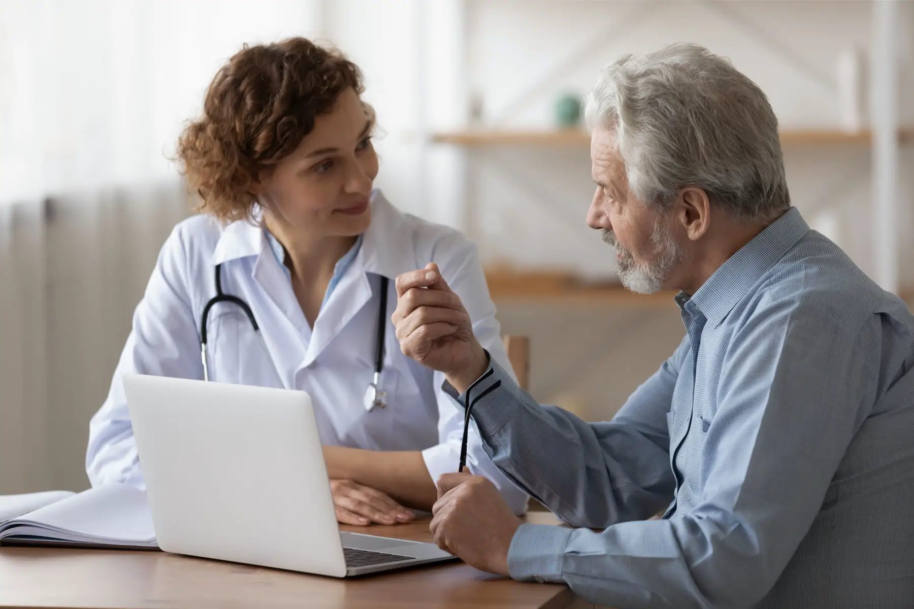 doctors Luxembourg: patient consults physician