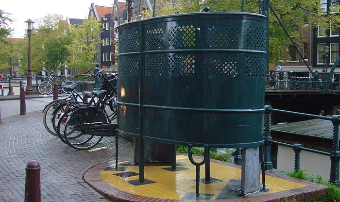 Dutch urinal