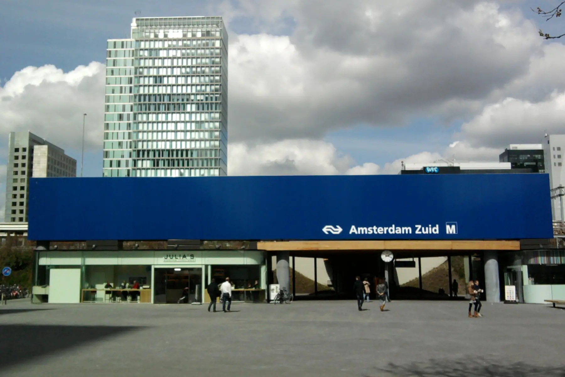 The entrance to Amsterdam Zuid Station 