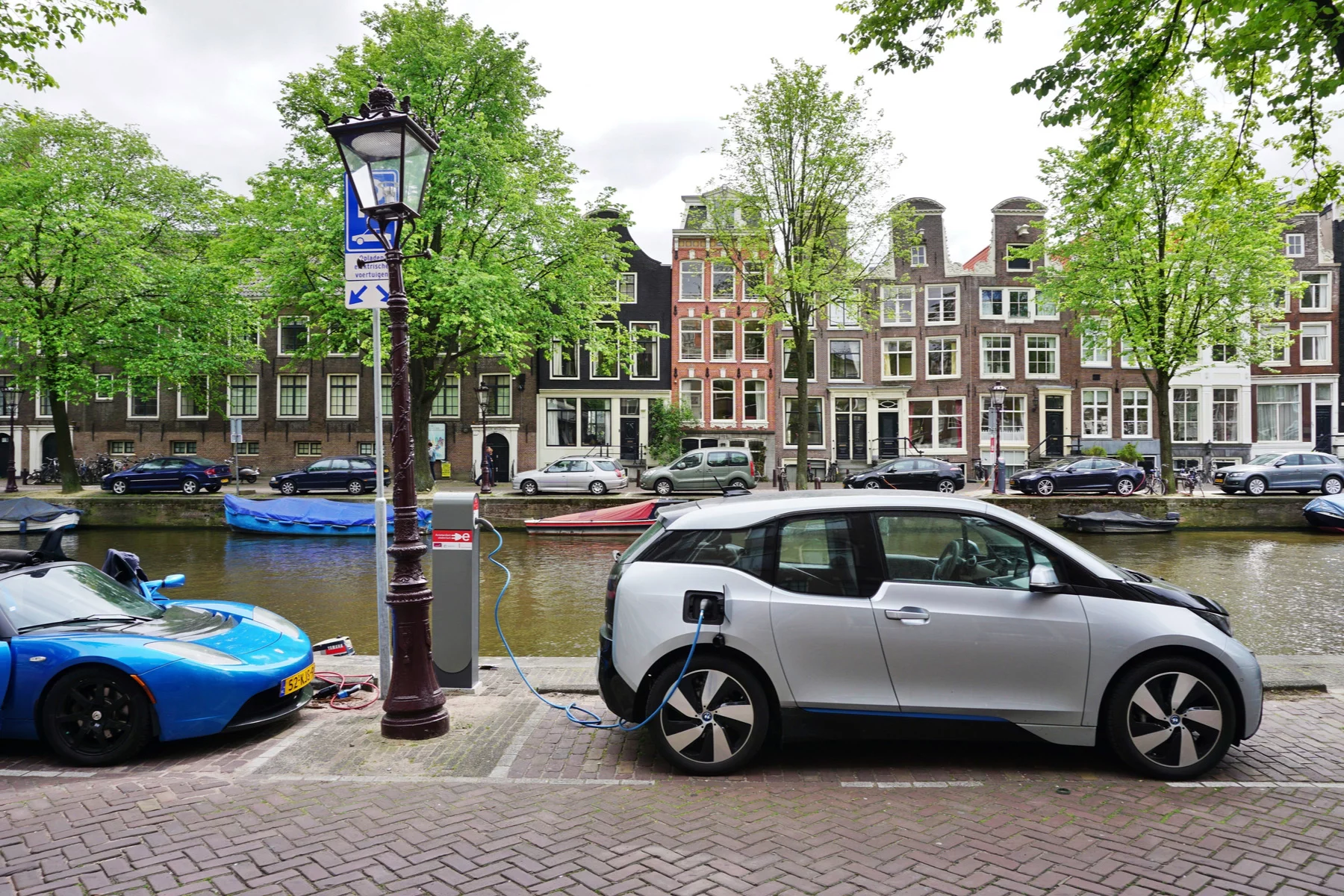 electric car charging in amsterdam