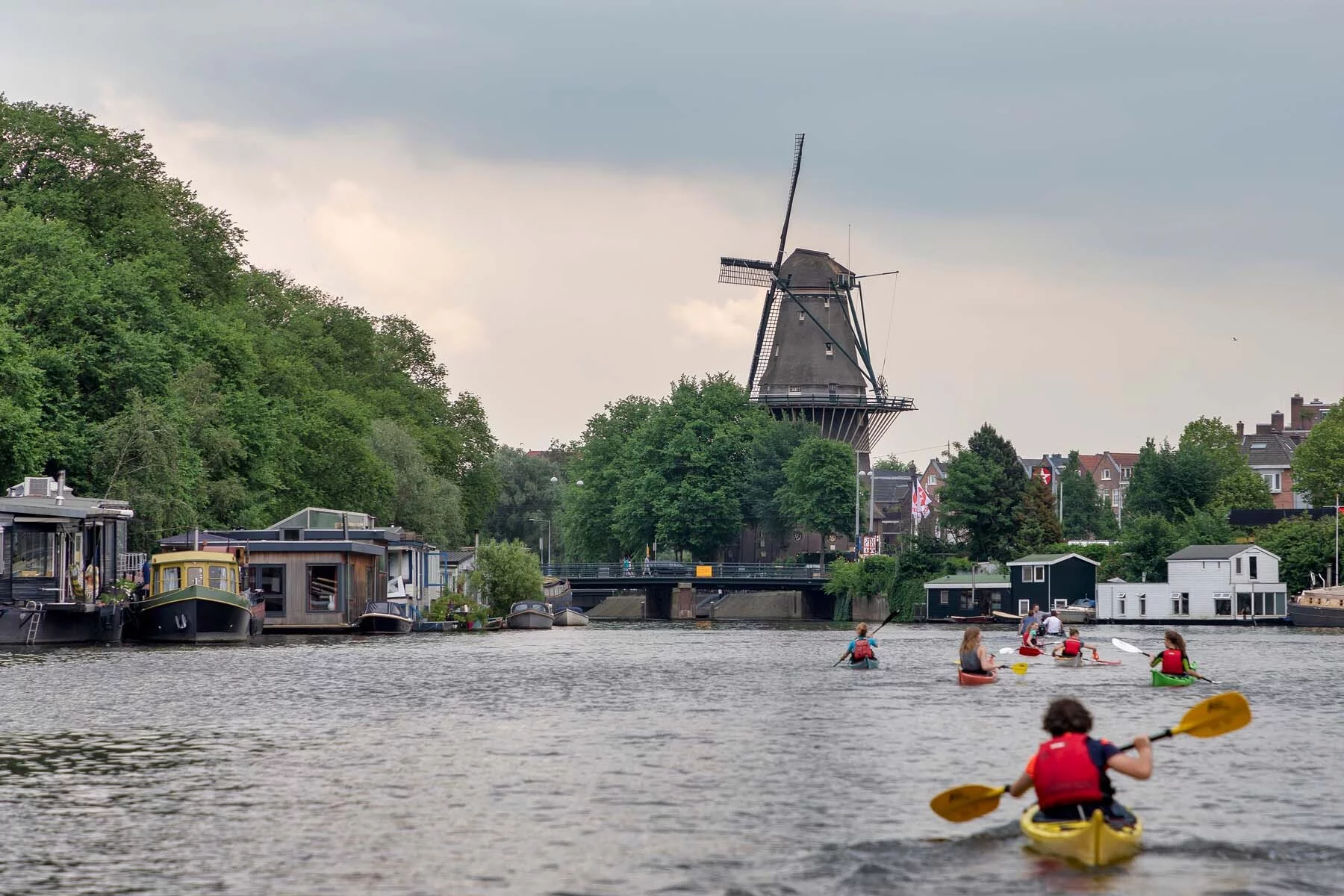 Kayakers in Amsterdam's Oostelijk Havengebied