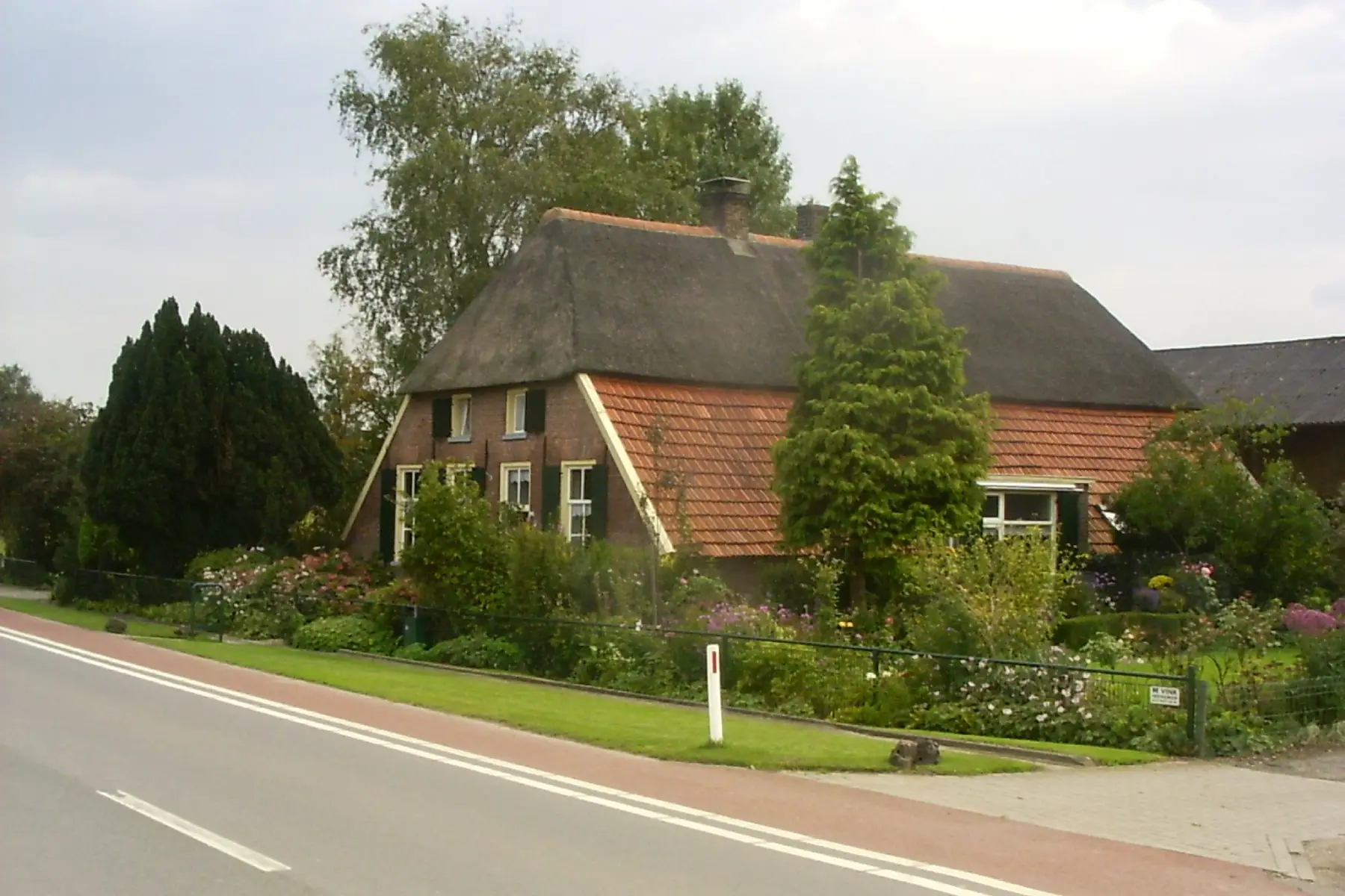 The outside of an old monument house in Knoppersweg in Randwijk, Amstelveen