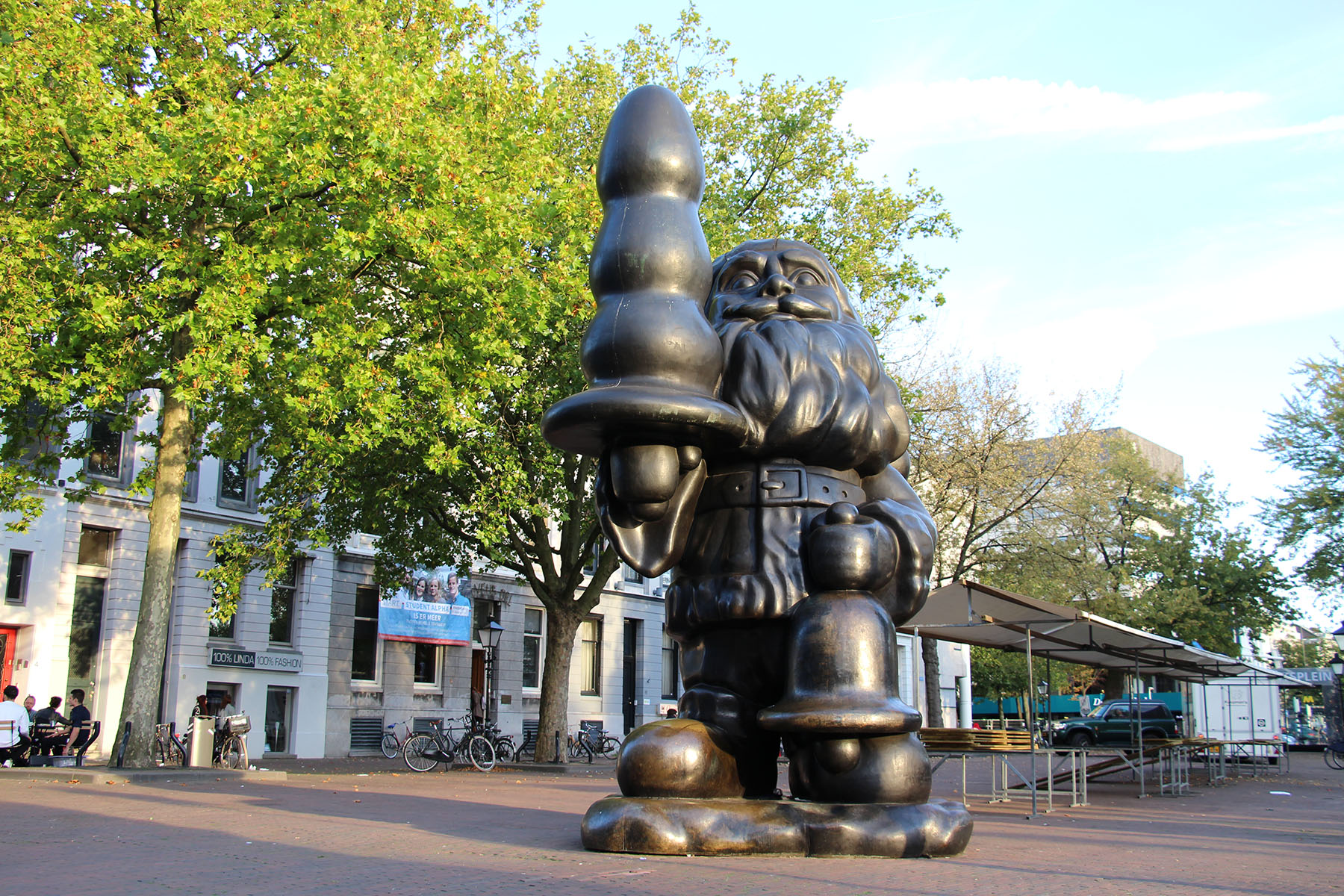 The Santa Claus by Paul McCarthy is a giant Santa Clause holding a Christmas tree in the middle of Rotterdam, and should be seen as a comment on the commercialization of Christmas. However, for obvious reasons, most people in the Netherlands know it as Gnome Buttplug.