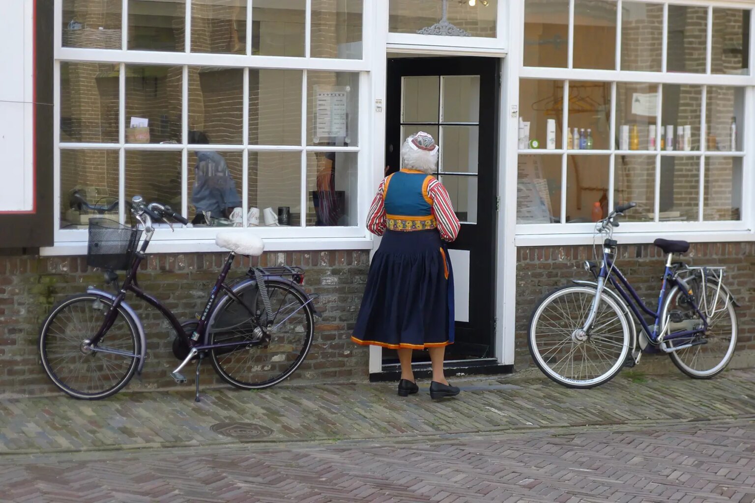 A guide to traditional Dutch clothing and culture
