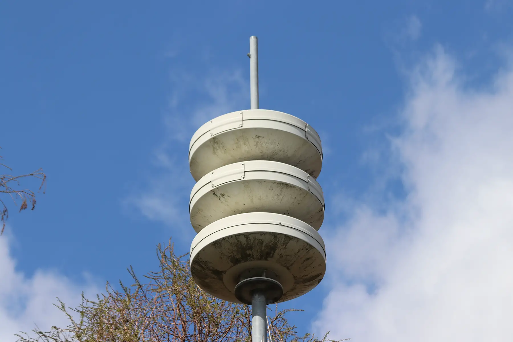 A typical Luchtalarm pole in the Netherlands