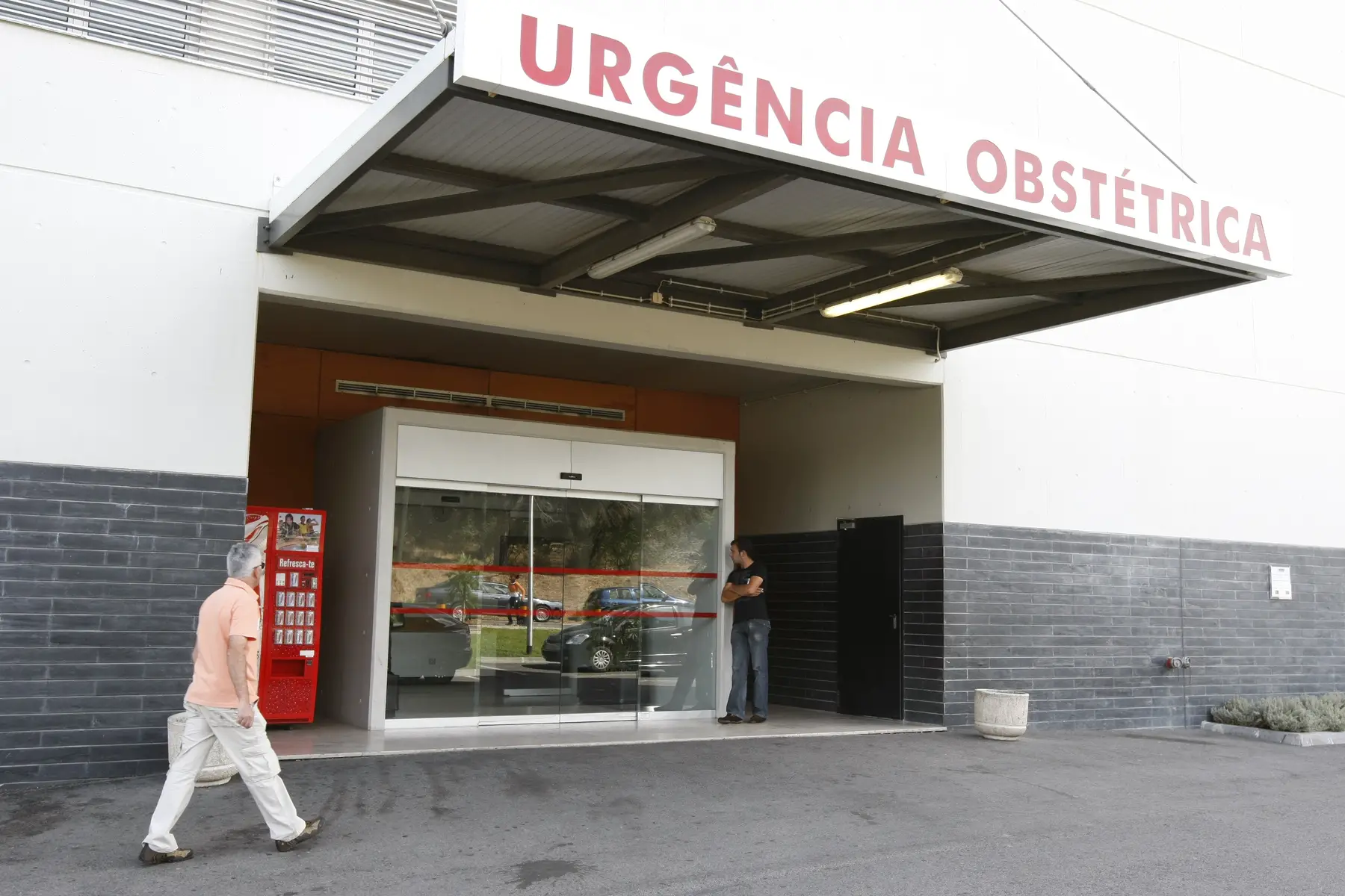 the entrance to an emergency department at a hospital in Lisbon