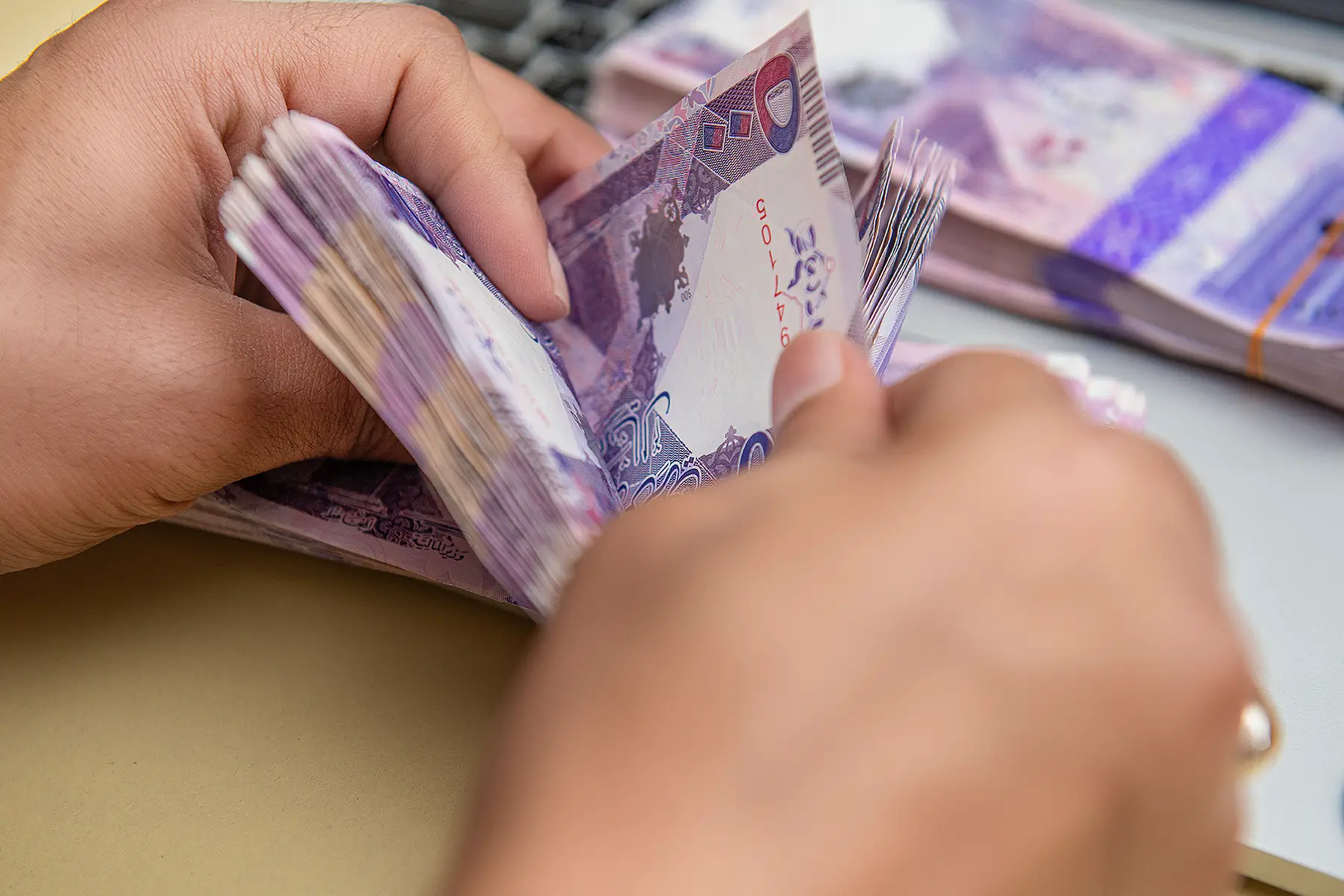 Counting Qatari currency