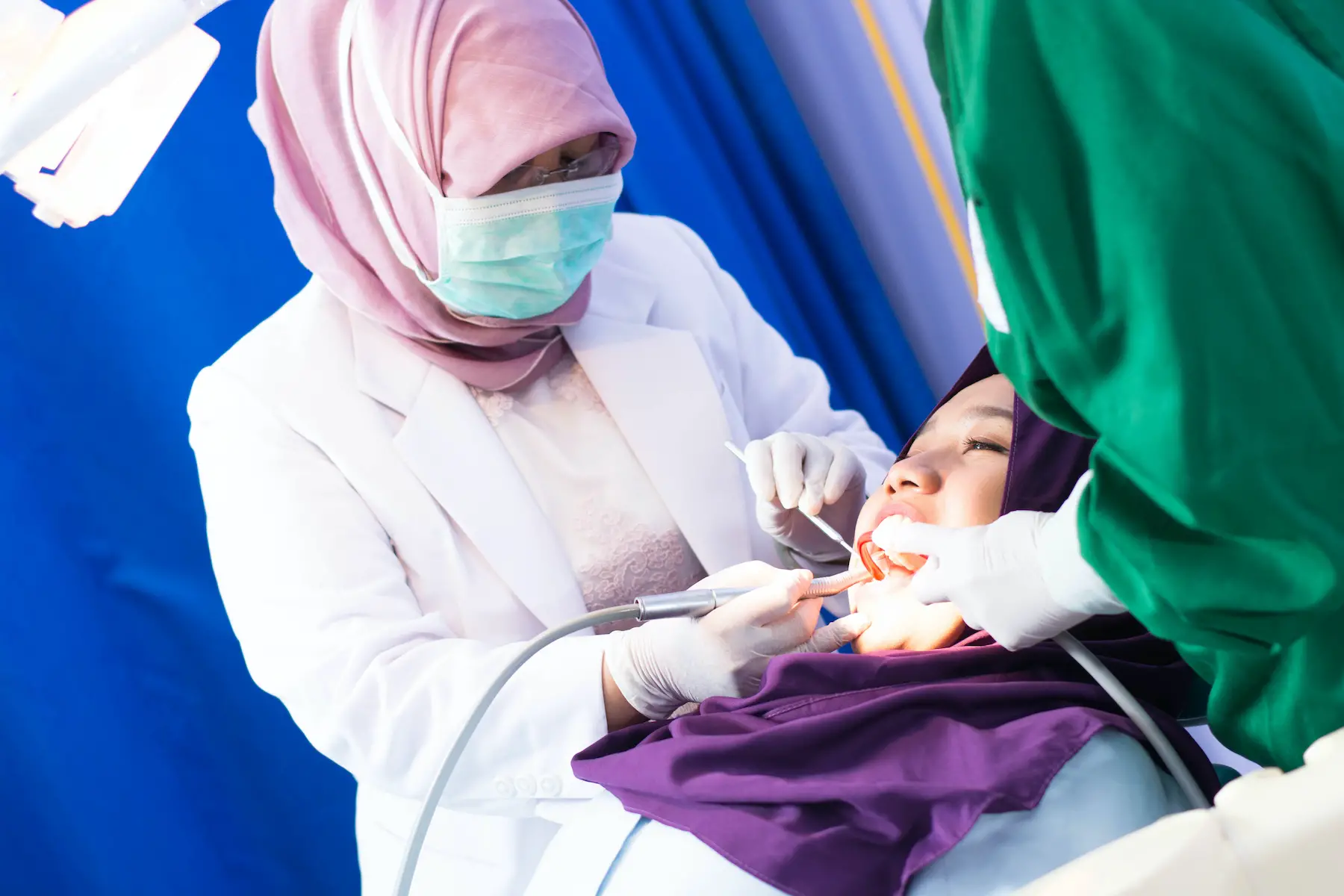 Patient visiting a dentist in Qatar