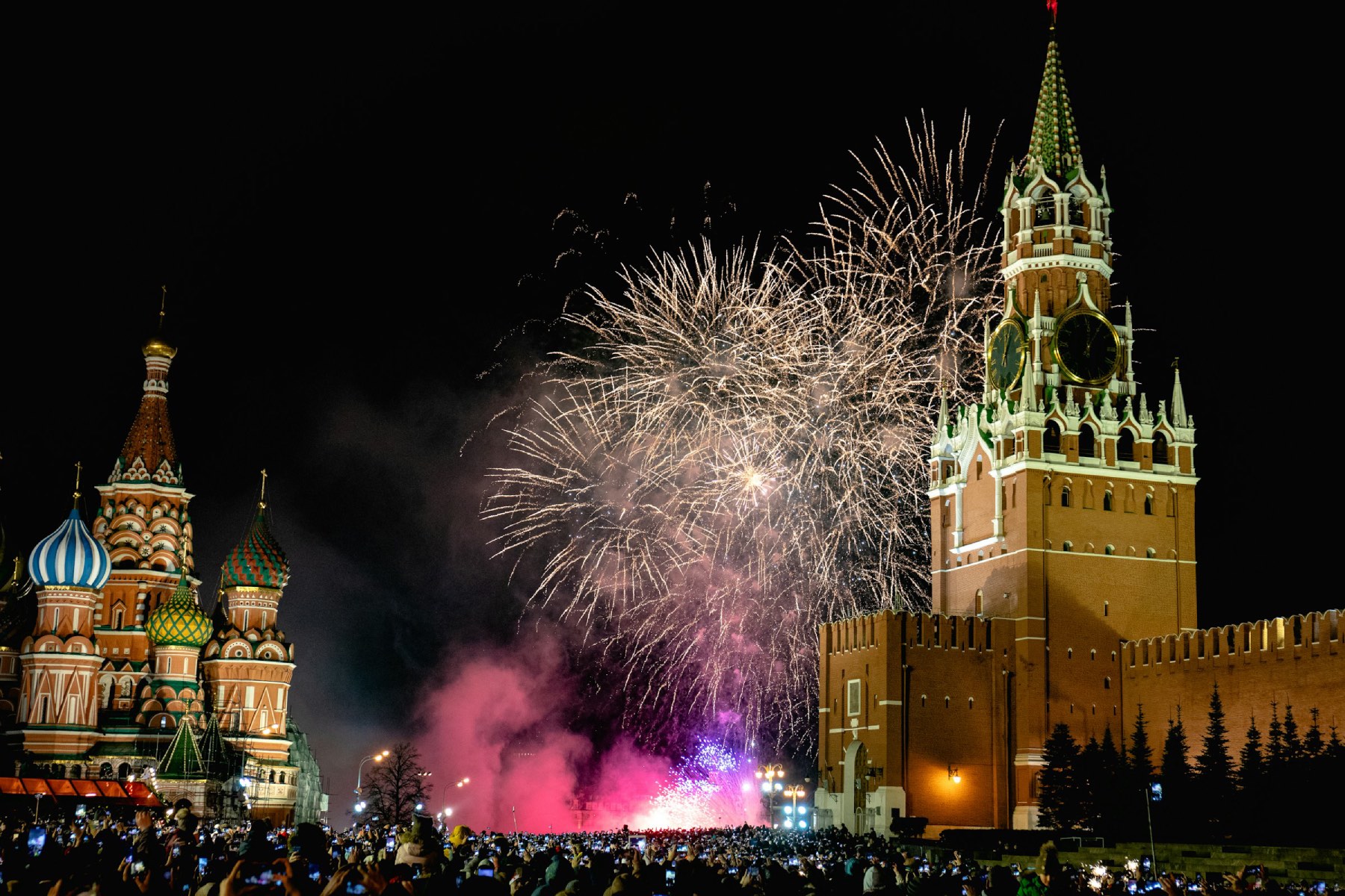 Fireworks near the Kremlin, throngs of people gather at the Red Square